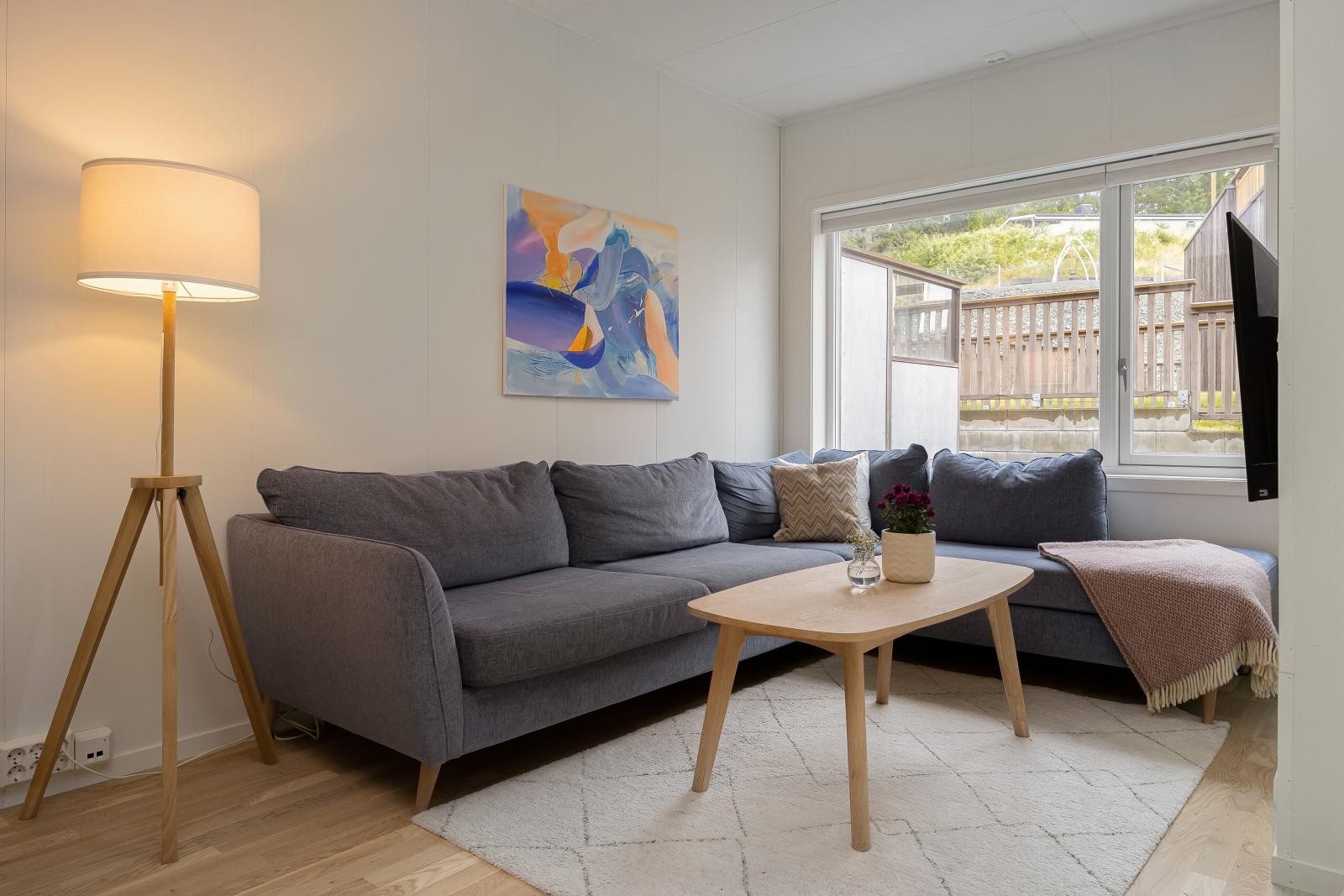 Trivelig stue med gode møbleringsmuligmuligheter for sofakrok og tv-løsning. Galleribilde