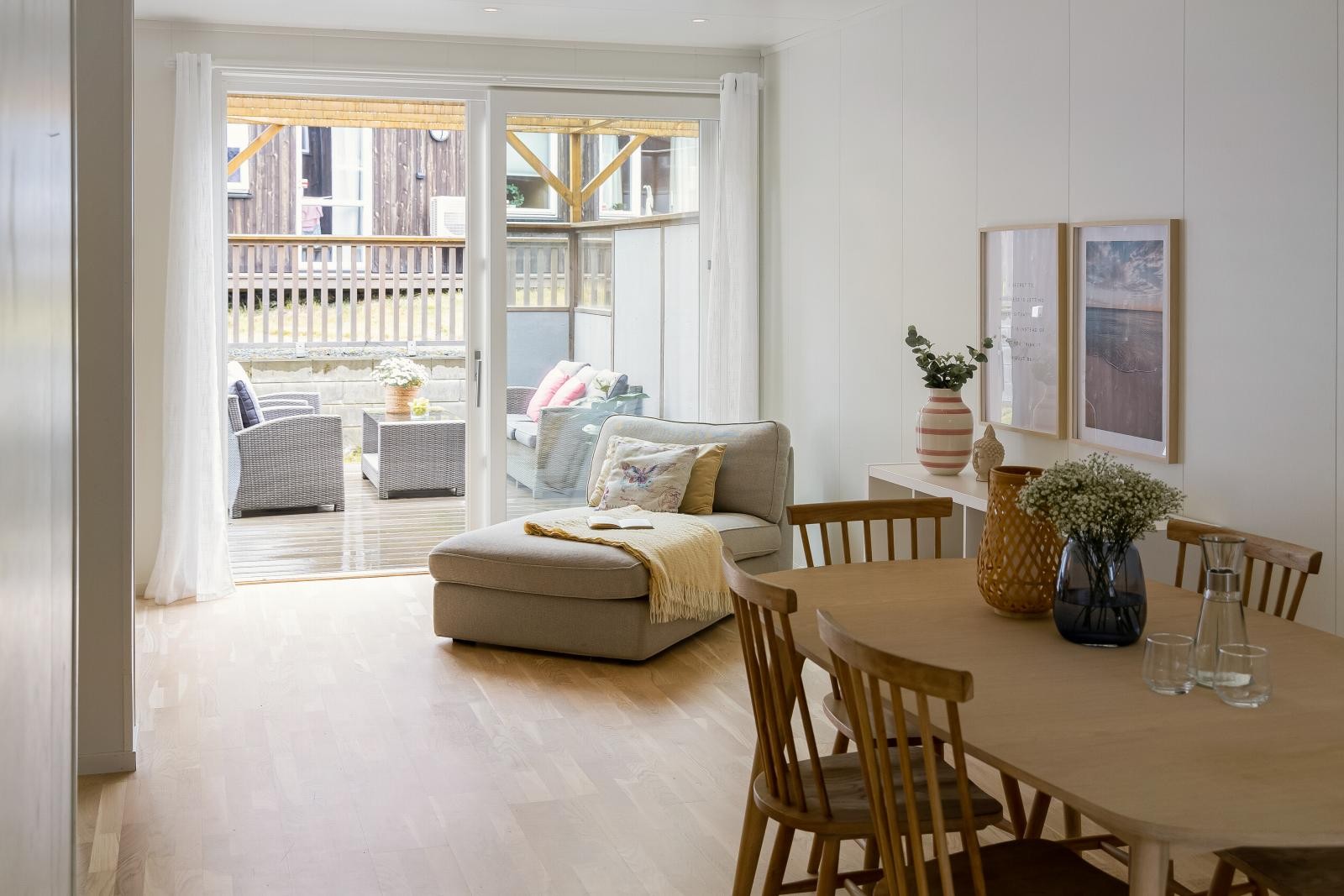 Den åpne løsningen mellom stue og kjøkken i 1. etasje blir et naturlig oppholdssted og en hyggelig sosial sone. Galleribilde