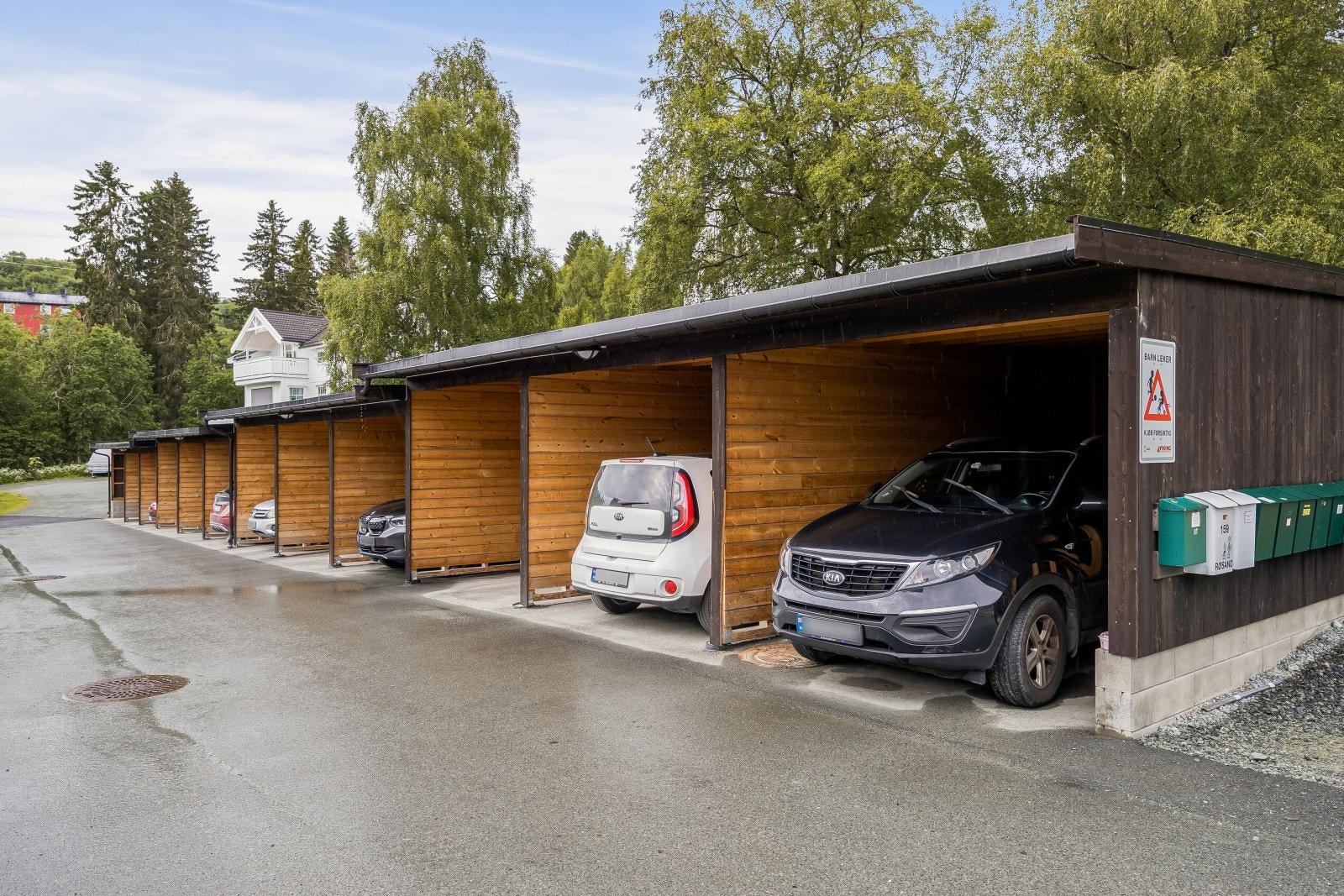 Egen biloppstillingsplass i carport. Galleribilde