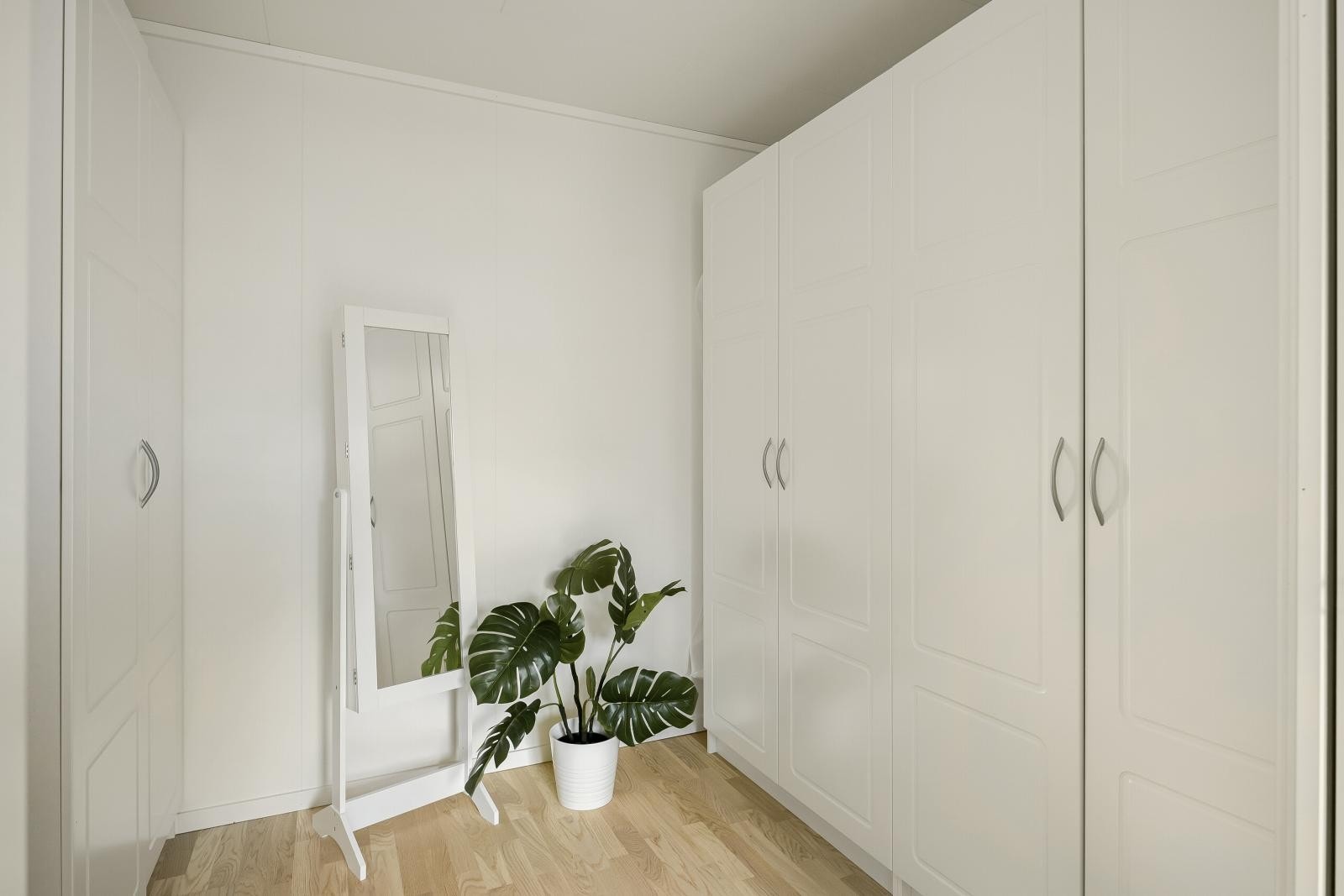 Praktisk garderoberom på 6 kvm som gir svært gode lagringsmuligheter. Galleribilde