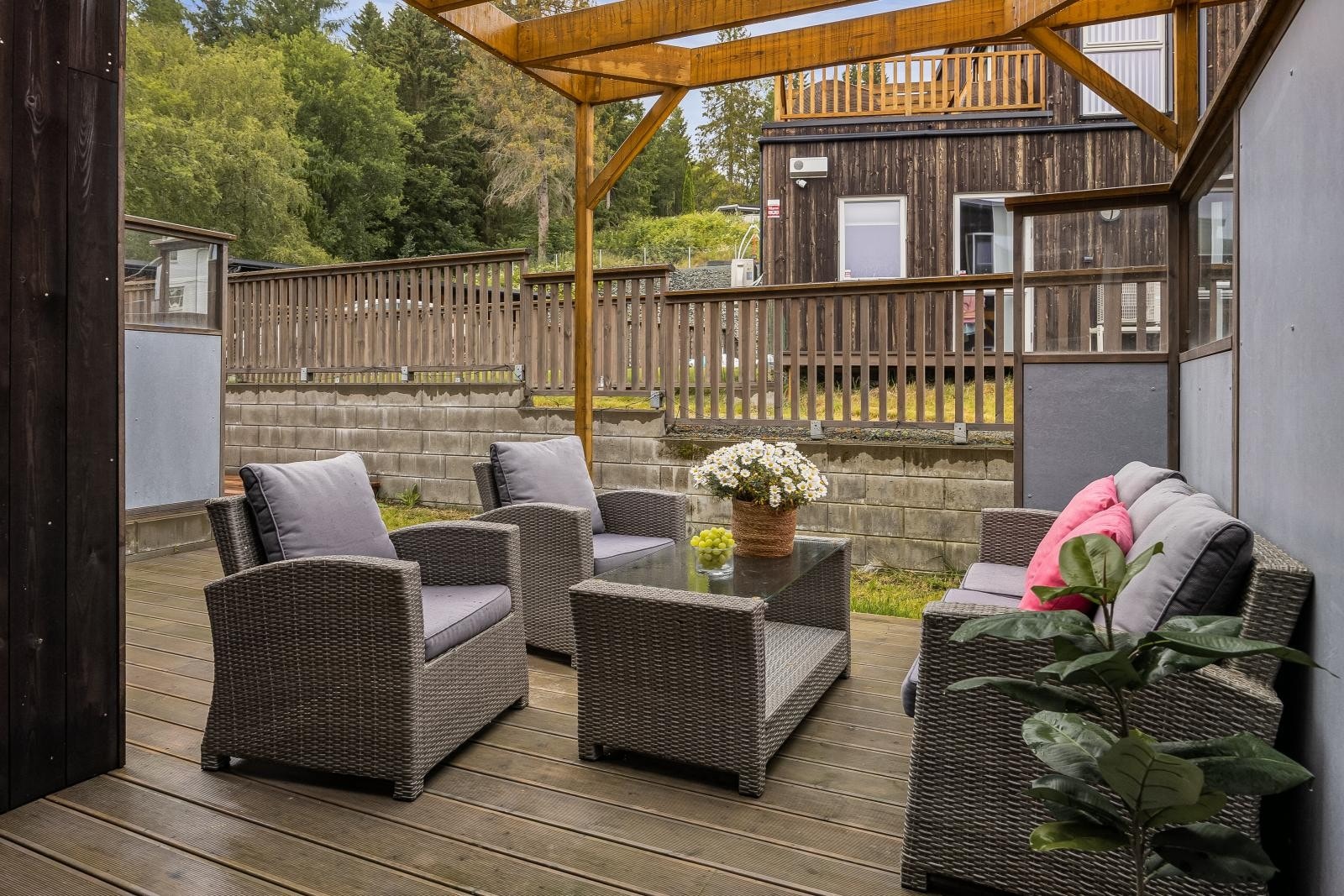 Fra stue har man utgang til en stor og solrik markterrasse som utvider boligens areal på varme sommerdager. Galleribilde