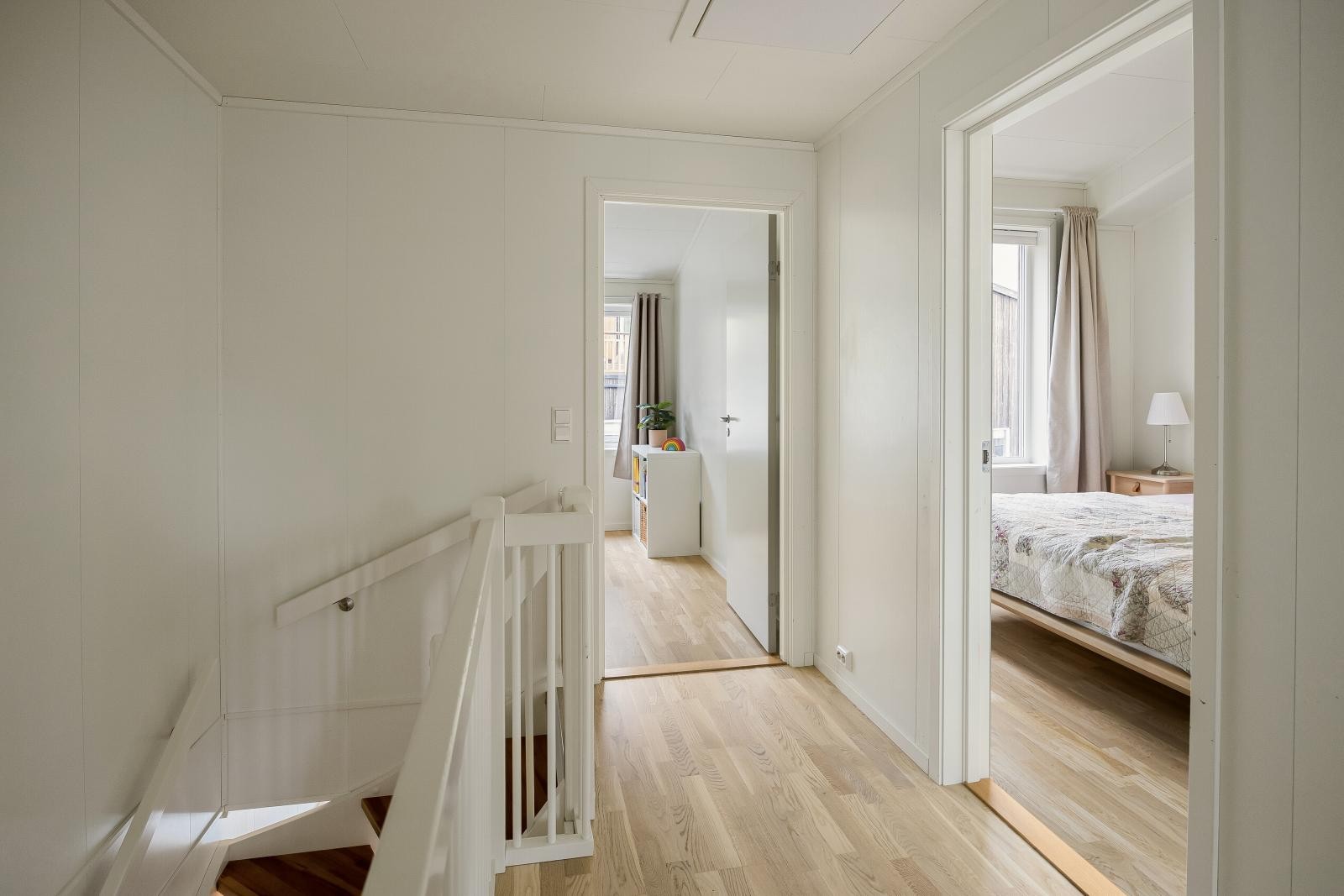 I 2.etasje har man loftsgang, bad og fire gode soverom. Galleribilde