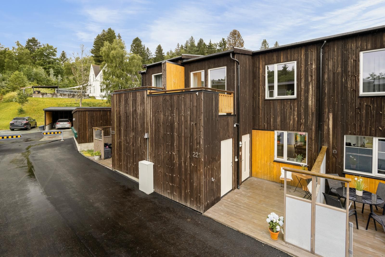 Beliggenheten er svært attraktiv for familier, etablerere og godt voksne. Nabolaget er trygt, rolig og ideelt for de som ønsker å bo i et barnevennlig område. Galleribilde