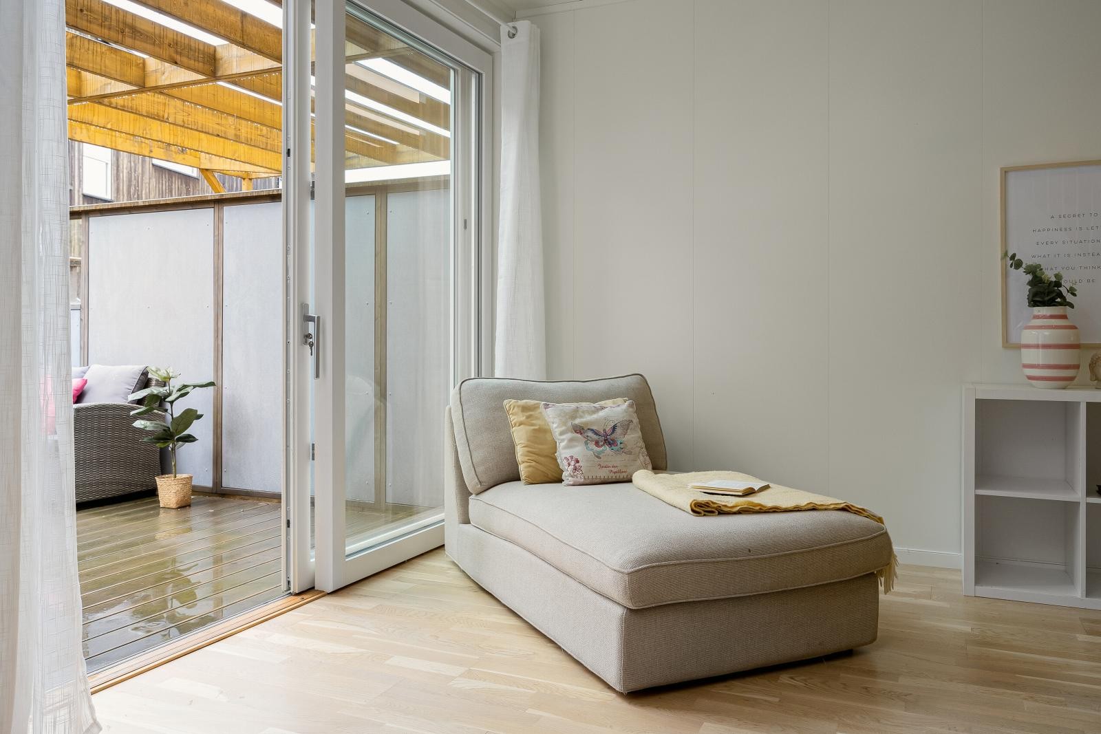 Utstrakt bruk av parkett og lysmalte overflater er gjennomgående for boligen. Galleribilde