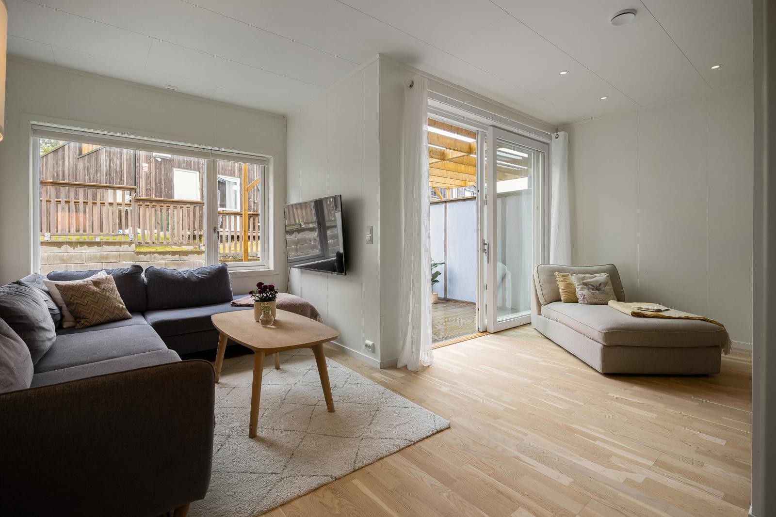 Store vindusflater og god takhøyde bidrar til en lys og luftig atmosfære. Galleribilde