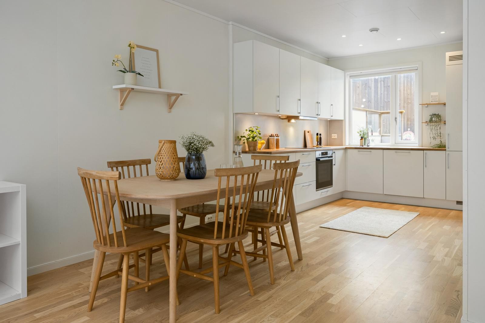 Trivelig spisestue hvor det er rom for å invitere mange gjester. Galleribilde