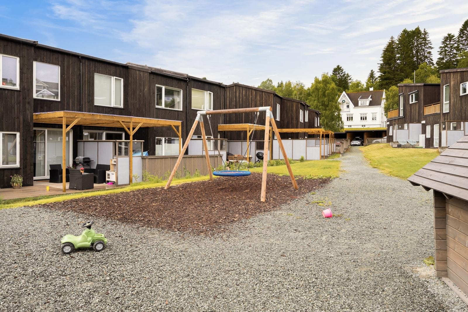 Her bor man med umiddelbar nærhet til bl.a. barnehage, lekeplass, turmuligheter, butikk og bussforbindelse. Galleribilde