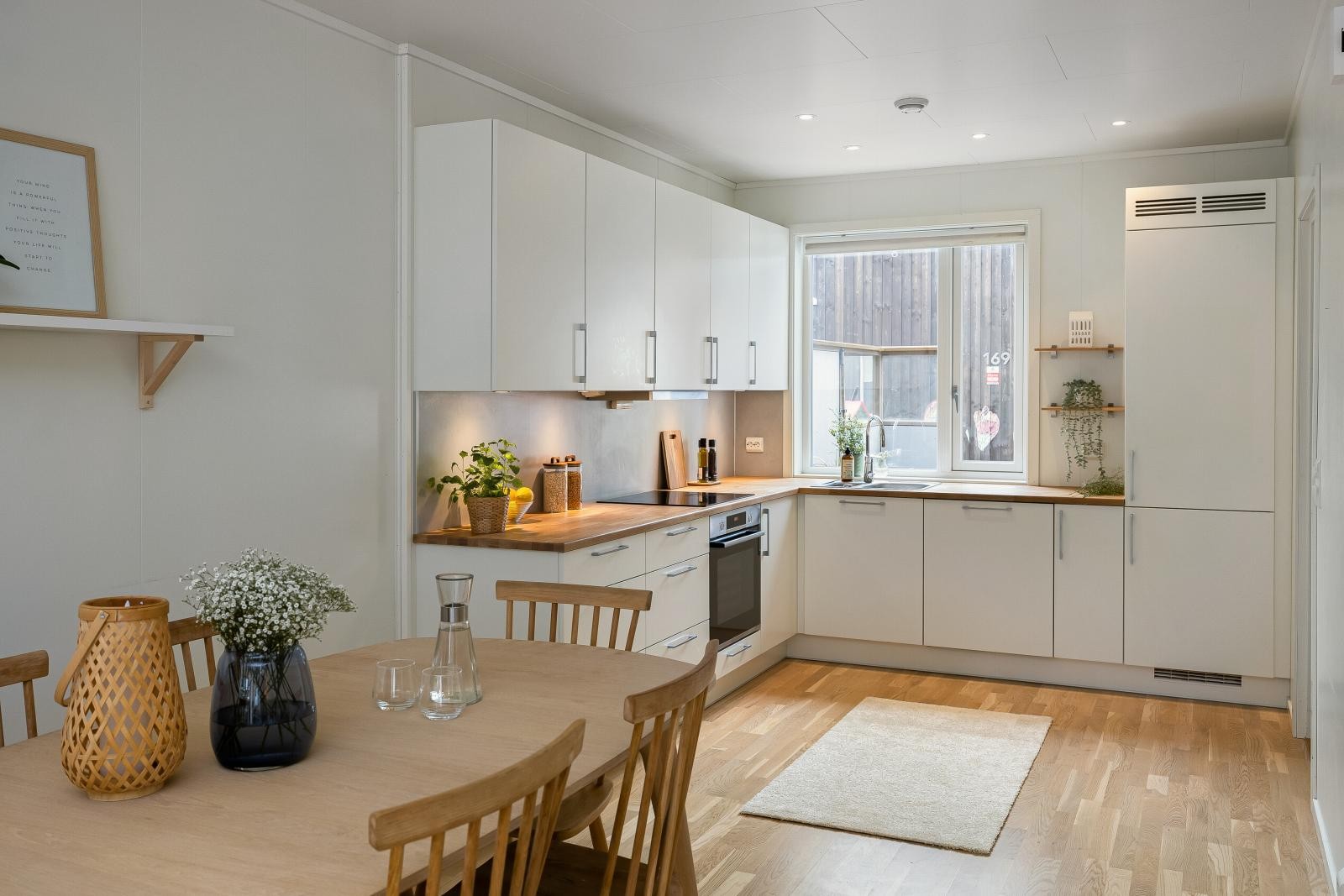 Boligen har et lekkert og moderne kjøkken med integrerte hvitevarer. Galleribilde