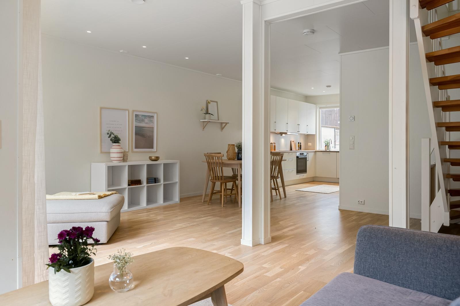 Boligen har utstrakt bruk av parkett på gulv og lysmalte overflater. Galleribilde