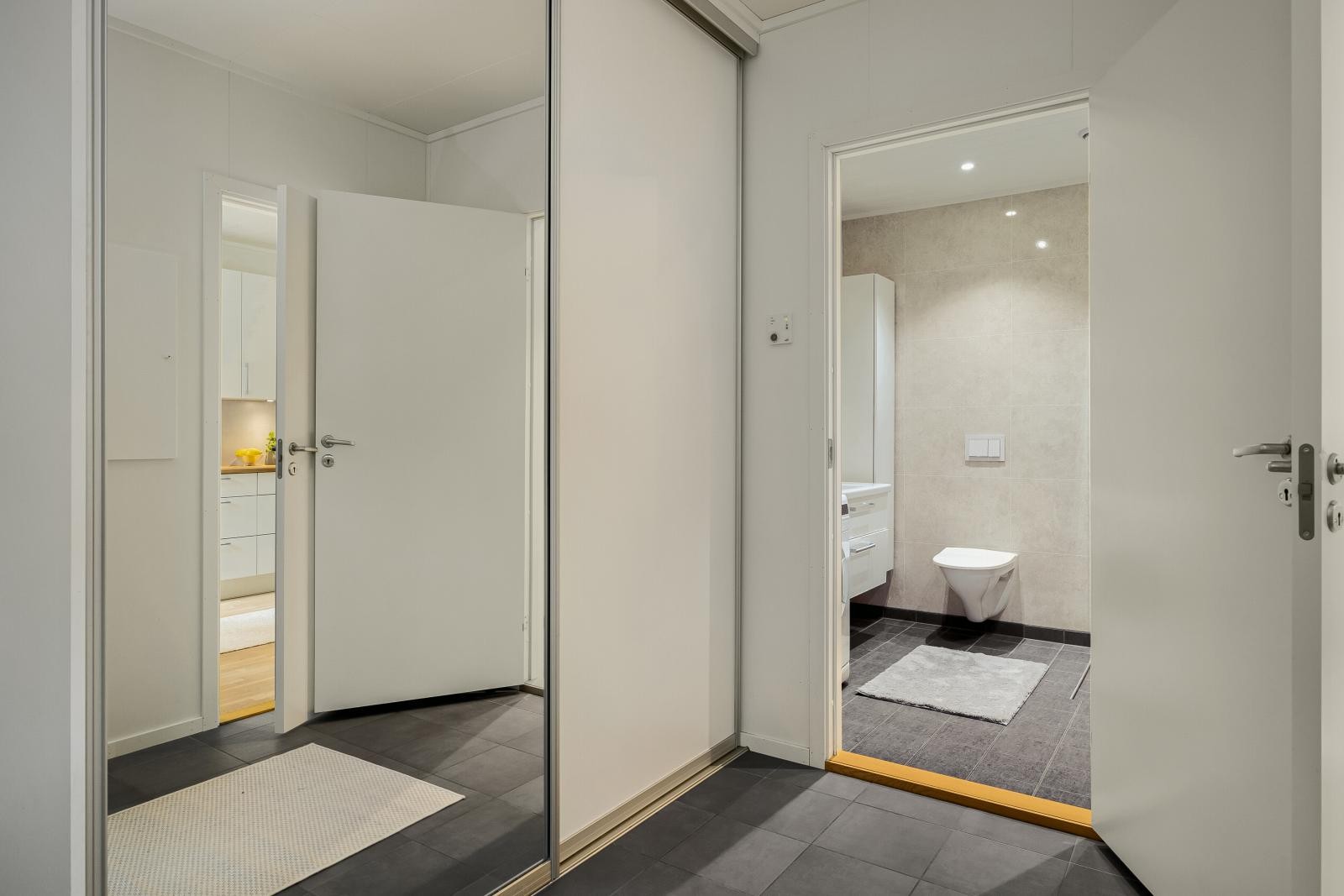 Praktisk i tilknytting til inngangspartiet i 1.etasje har man eget bad/vaskerom. Galleribilde