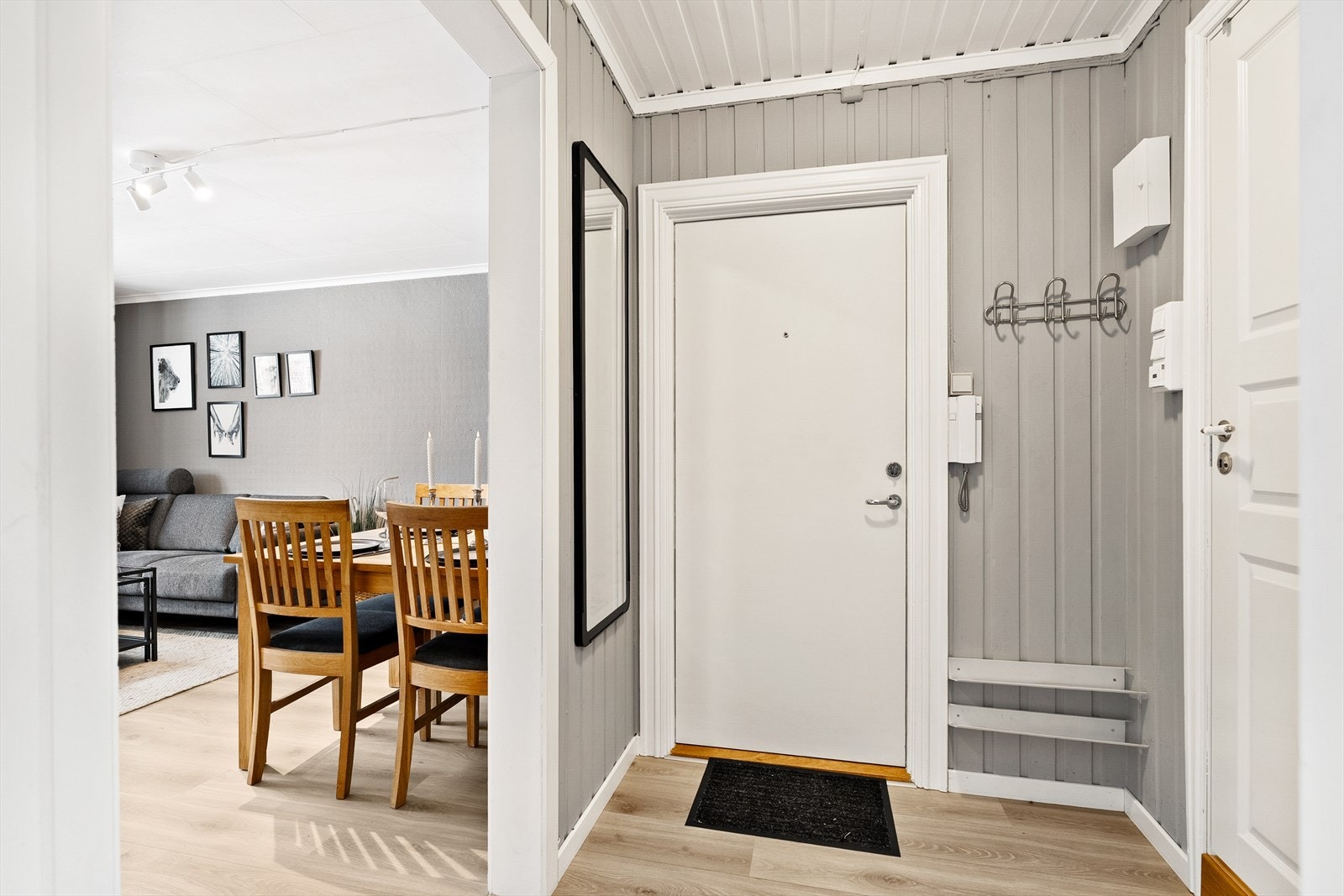 Entré med plass til å henge fra seg jakken. Galleribilde