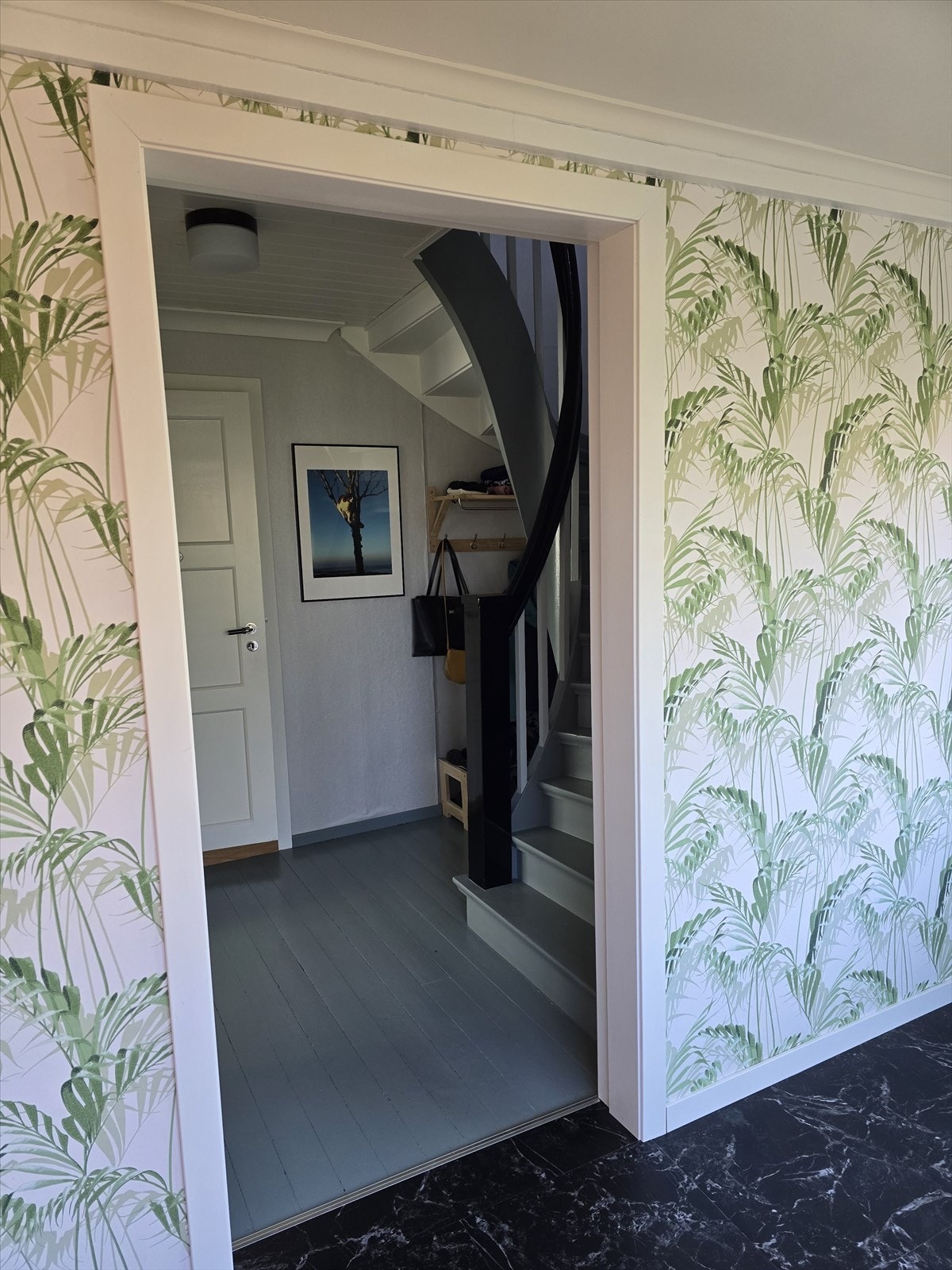 Inngangspartiet fører videre inn i trappegangen. Galleribilde