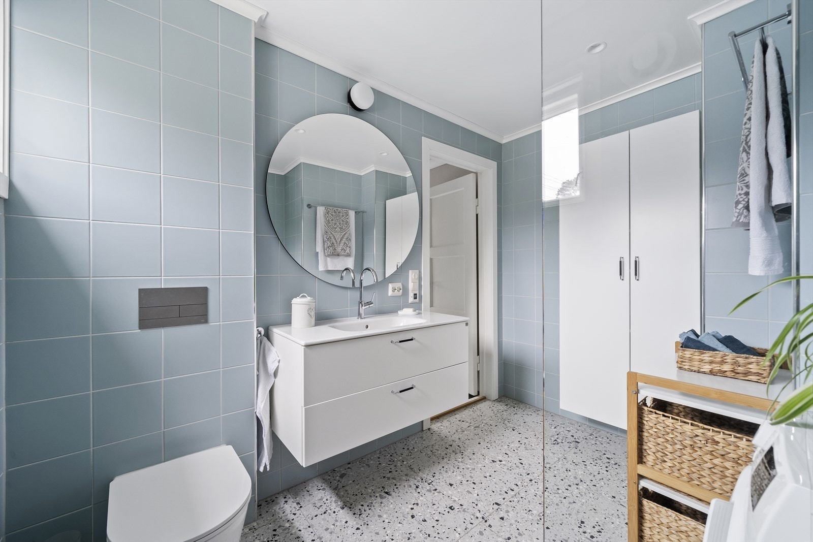 Stilrent og tilpasset design på badet i 1. etasje. Galleribilde