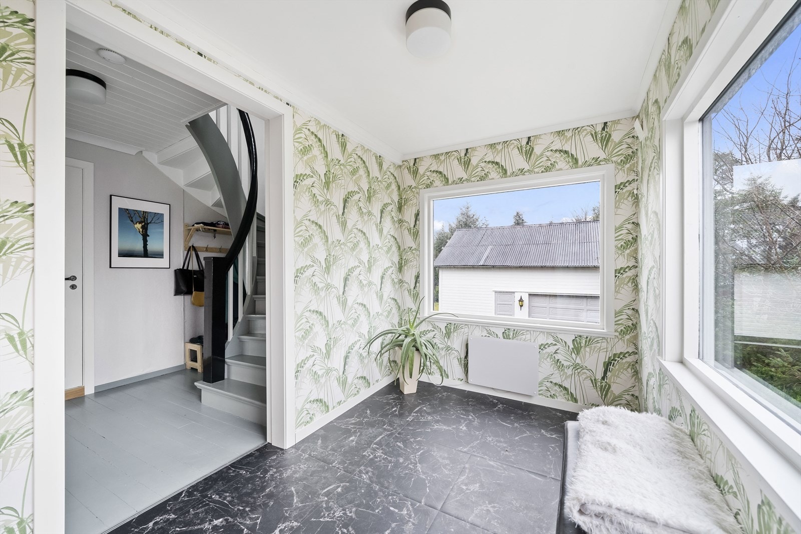 Eiendommens inngangsparti med avkledningsplass. Galleribilde