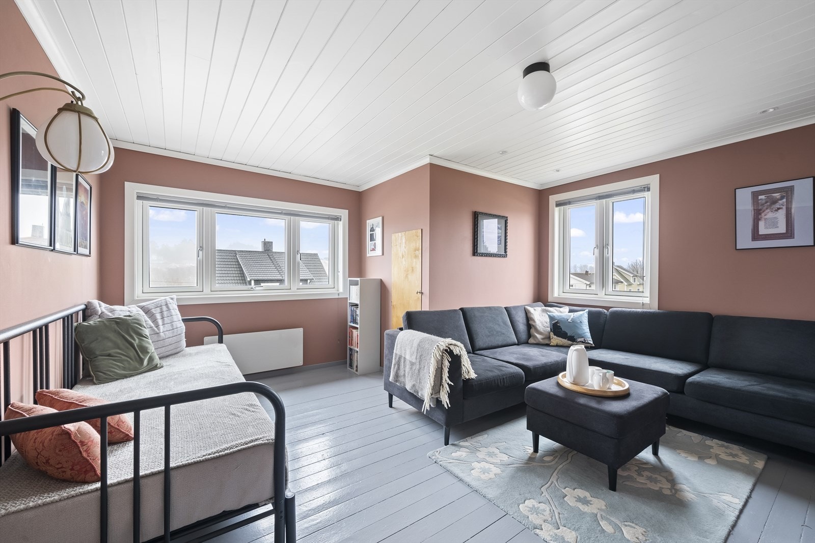 Soverom 2 av 3 benyttes i dag som en tv-stue. Rommet har flere bruksmuligheter. Lunt og delikat fargevalg. Galleribilde