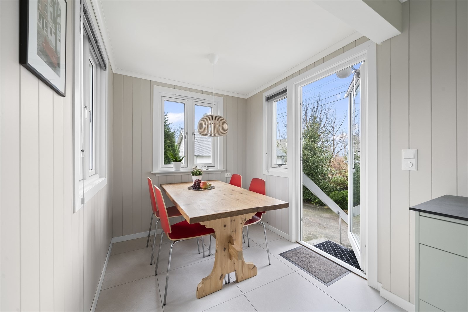 Utgang til baksiden av boligen fra kjøkkenet. Lett tilkomst til kjeller og garasje. Galleribilde