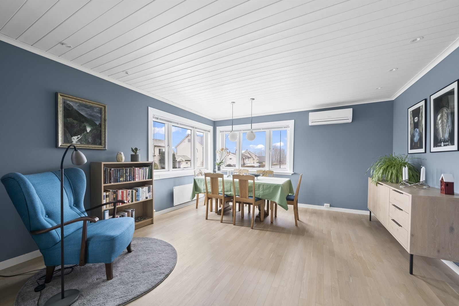 Trivelig spisestue med lett adkomst fra kjøkkenet. Varmepumpe på vegg er defekt. Galleribilde