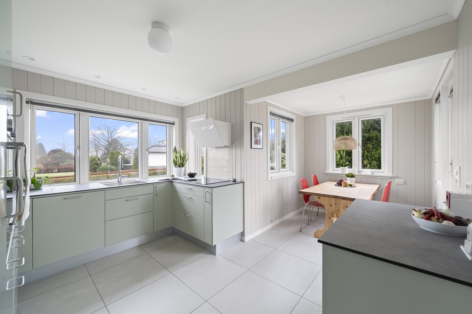 Delikat og godt utnyttet kjøkken fra Drømmekjøkkenet med alle hvitevarer integrert, med unntak av kombiskap som er i nisje i veggen. Galleribilde