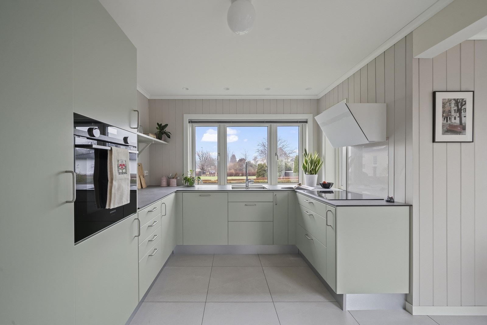 Delikat innredet kjøkken med fliser på gulv. Varmekabler i gulvet. Galleribilde