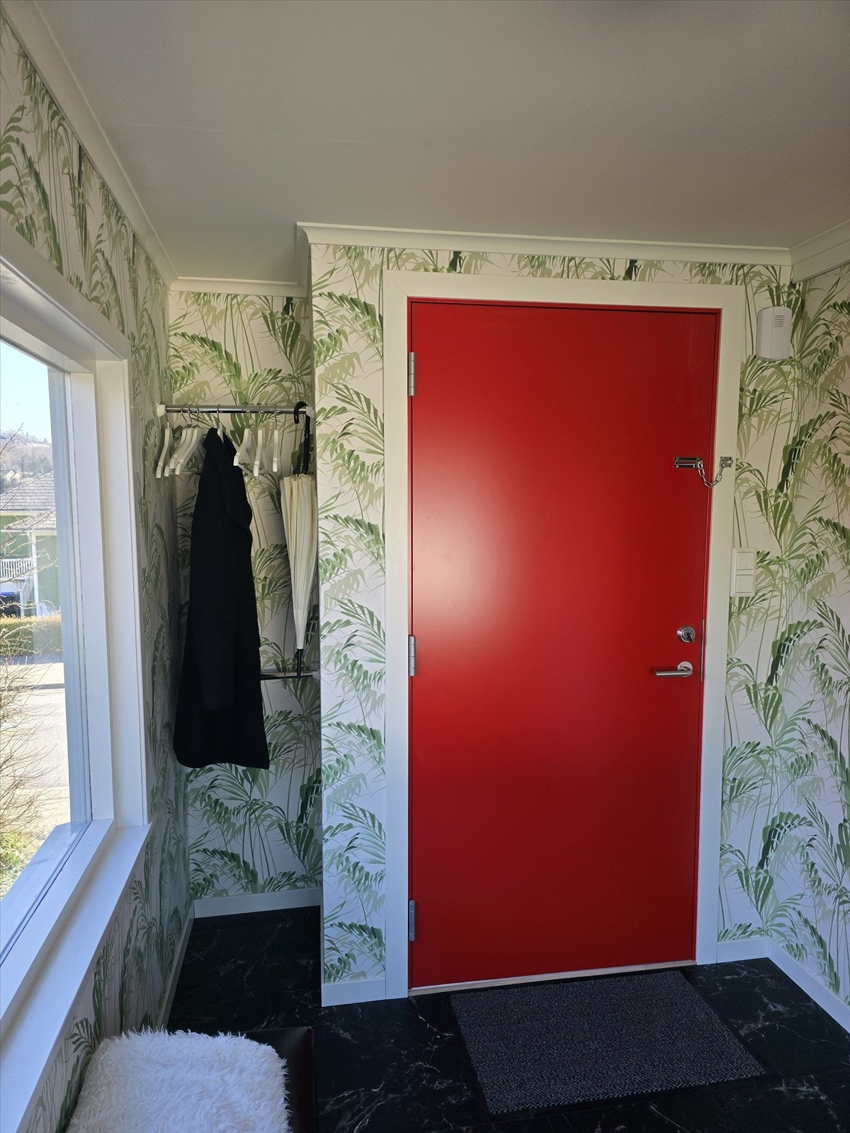 Velkommen inn via rød dør som blikkfang. Galleribilde