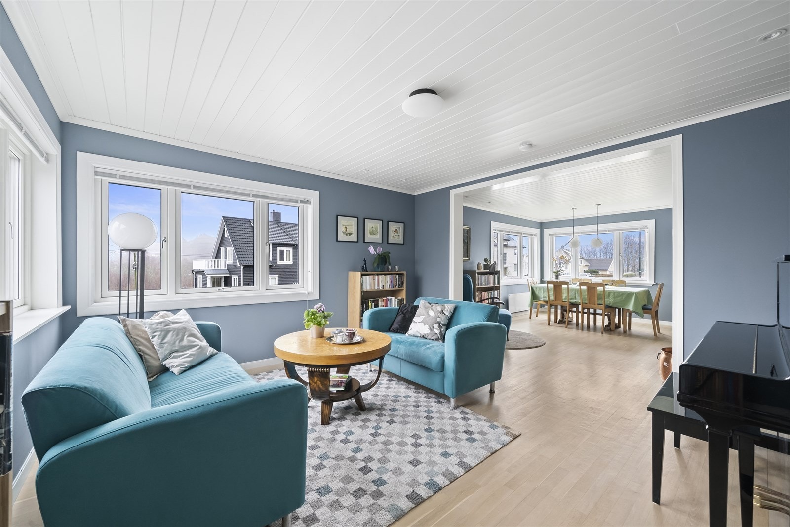 Lys og innbydende innredet stue med store vinduer, som slipper godt med dagslys inn. Originalt gulv er slipt og behandlet. Galleribilde