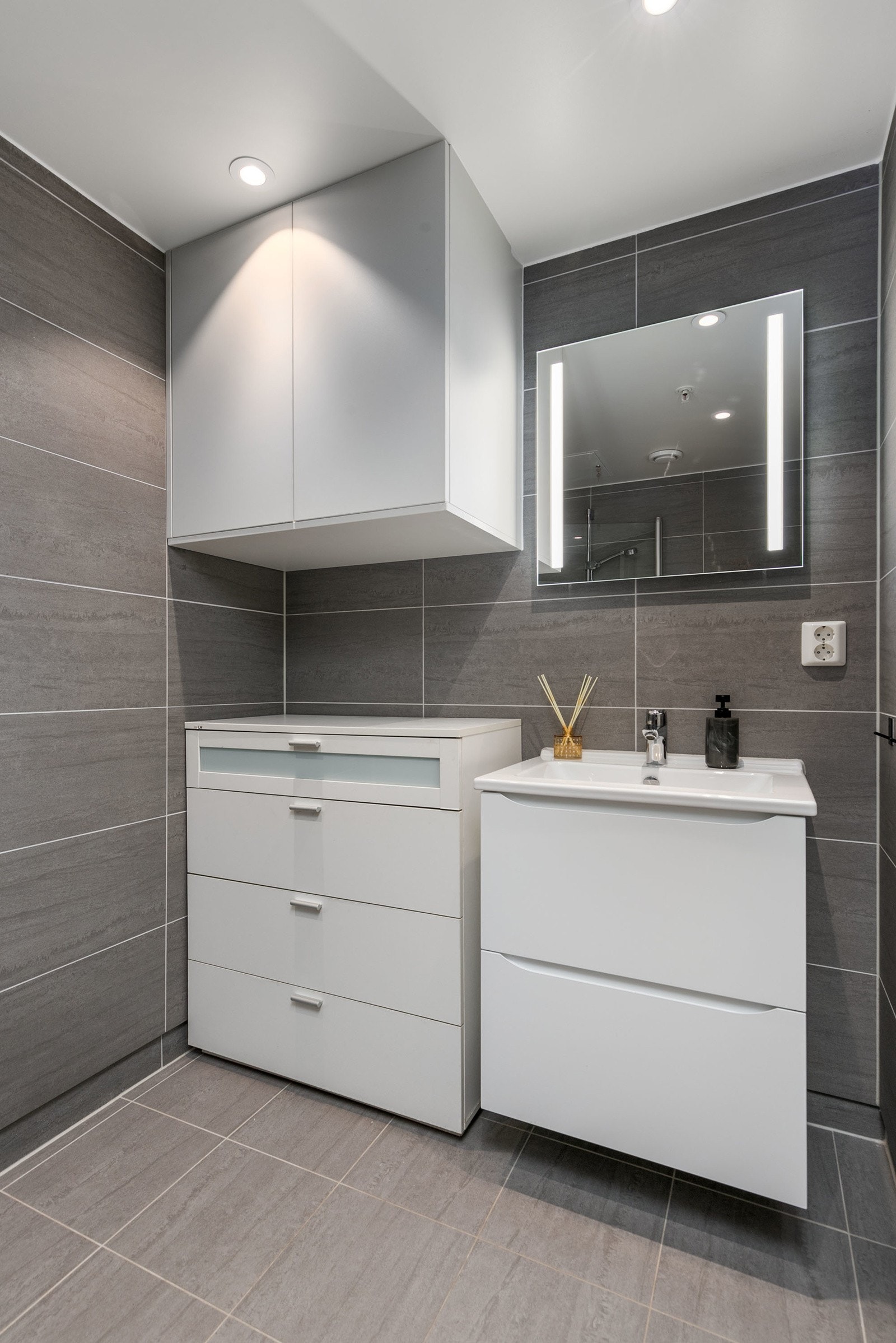 Flott bad med flislagte overflater og varme i gulv. Galleribilde