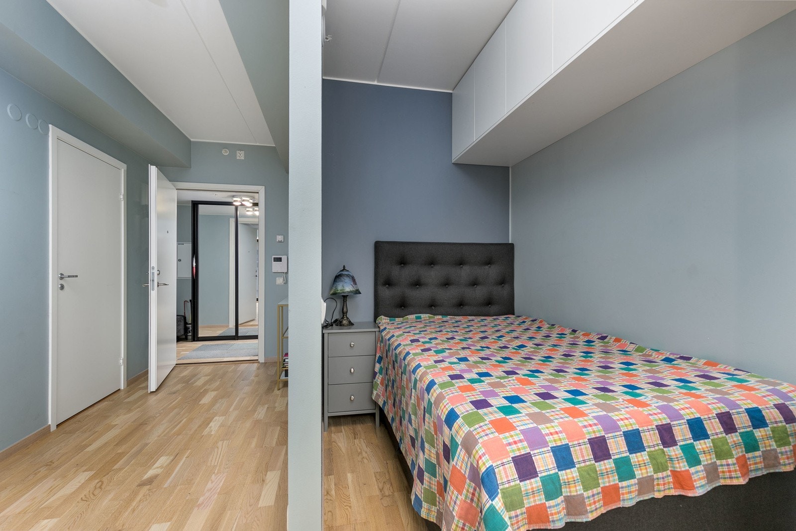 Det er satt inn garderobeskap og veggskap med glatte fronter på den ene veggen, og avsatt plass til seng i alkoveløsning. Galleribilde