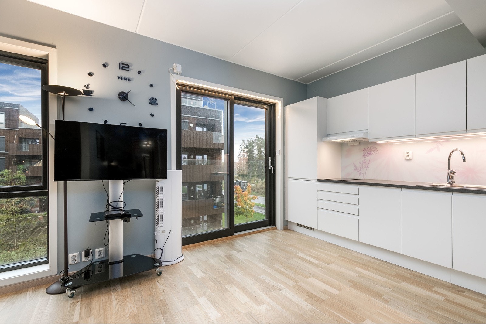 Stuen er innbydende med lyse farger og store vindusflater som slipper inn masse naturlig lys. Galleribilde