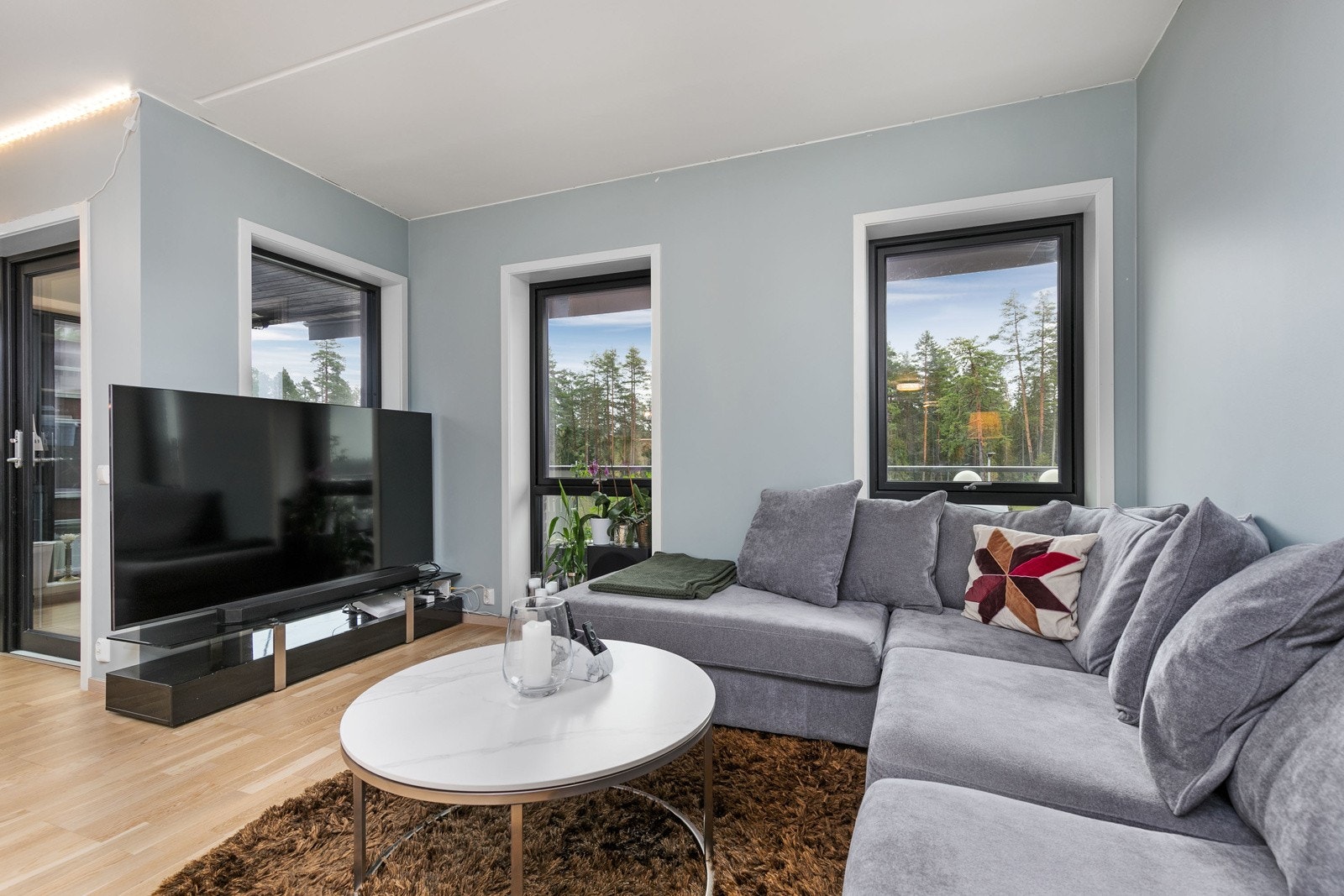 Den åpne stuen er delikat i lyse og tidsriktige farger. Galleribilde