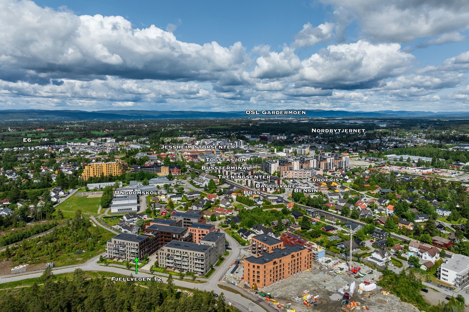 Gangavstand med direkte gangvei inn til Jessheim sentrum (14 min) hvor man bl.a. finner Jessheim Storsenter, Jessheim stasjon, en rekke dagligvarebutikker, kulturhus, kino m.m. Galleribilde