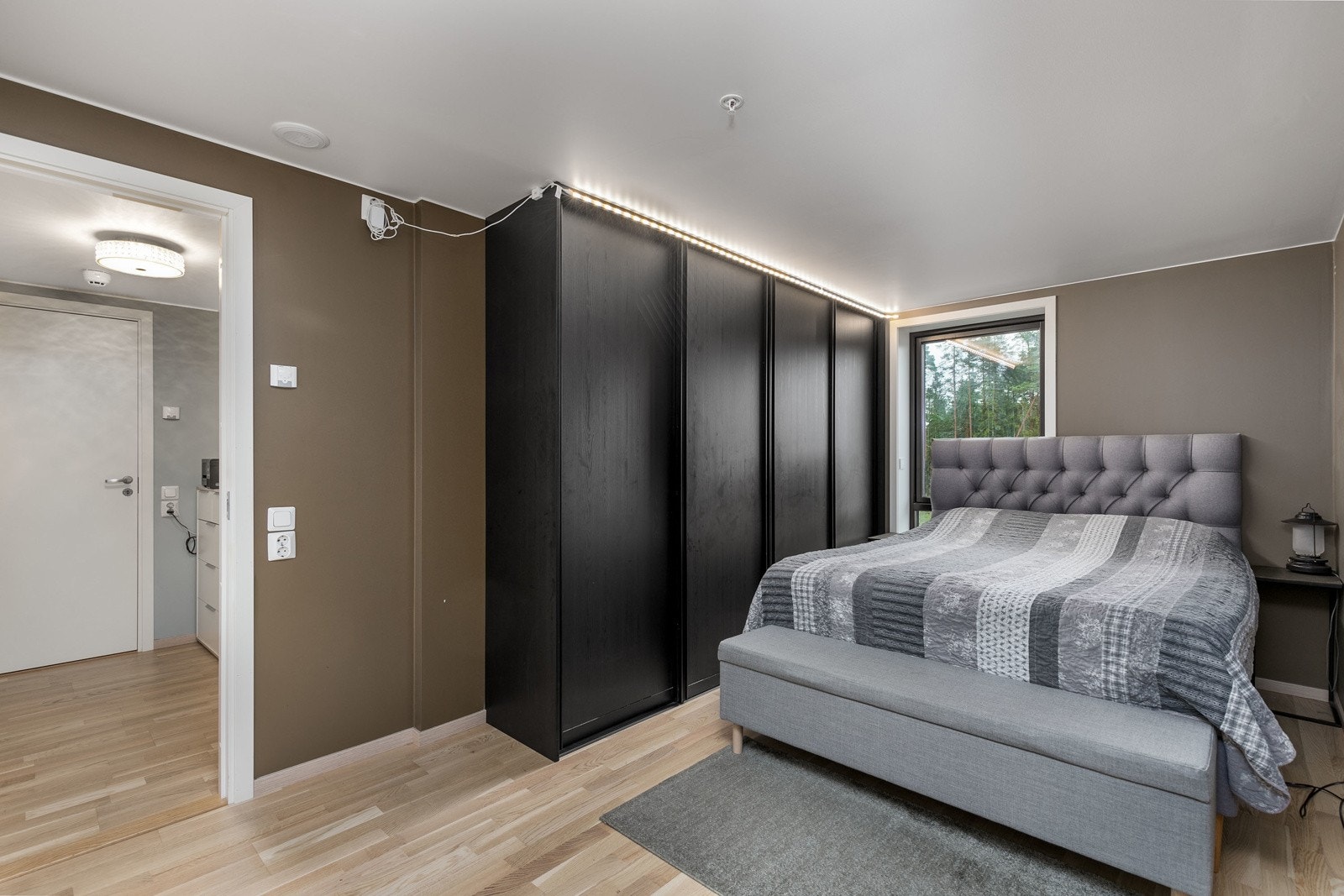 Hovedsoverommet har plass til dobbeltseng med tilhørende nattbord. Galleribilde