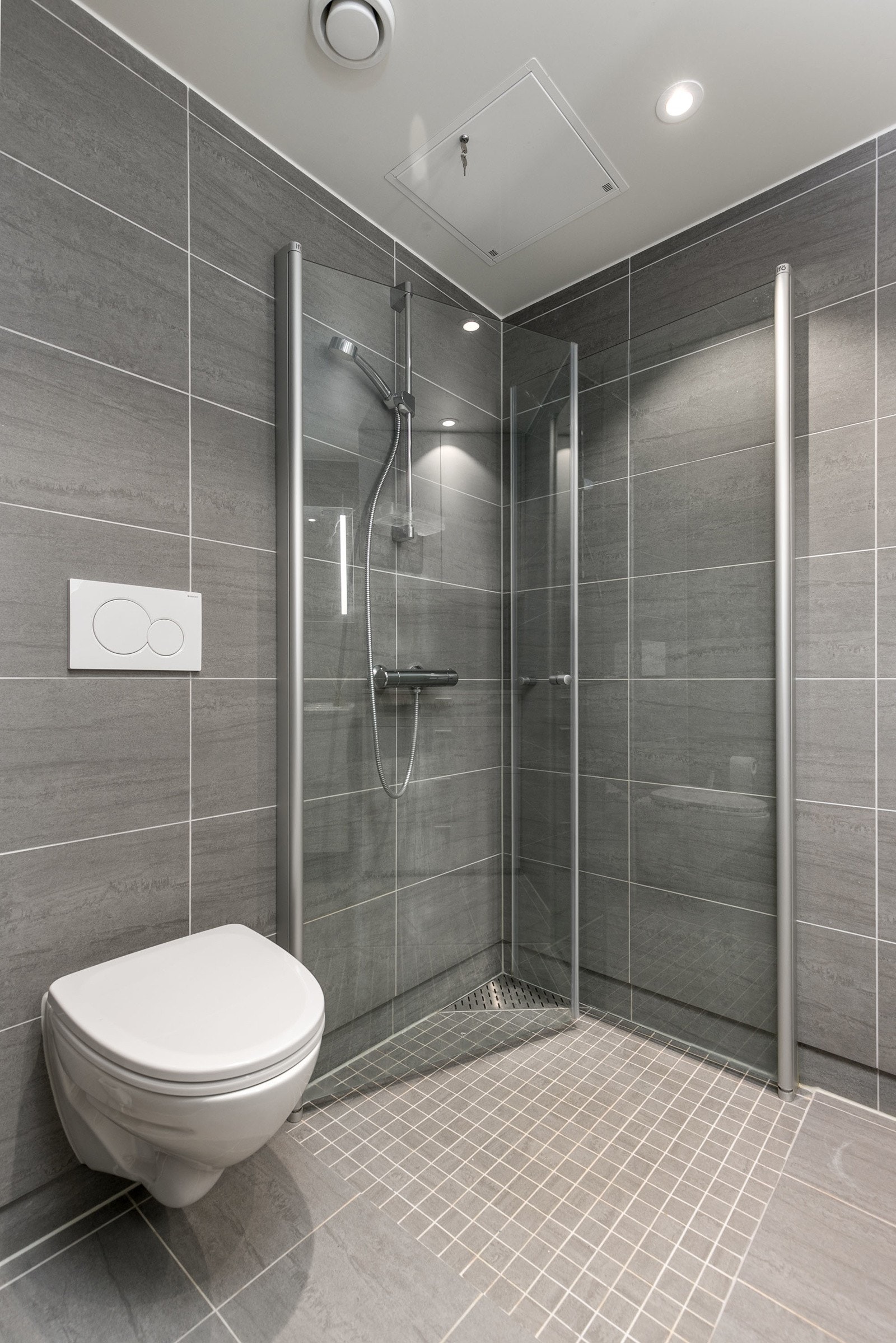 Baderomsinnredning, dusj og veggfestet klosett. Galleribilde