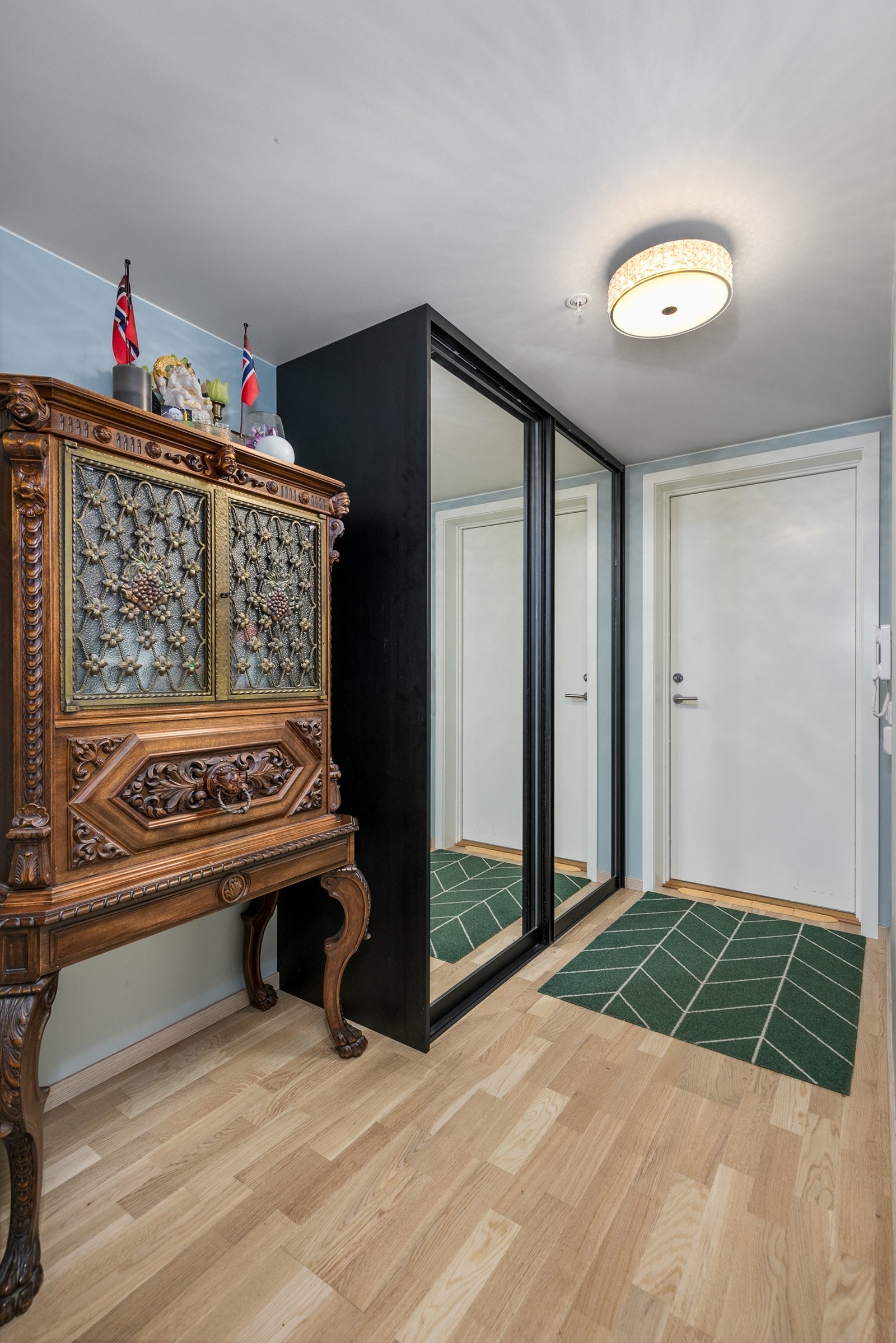 Gang med skyvedørsgarderobe og dørcalling ved inngangsdør. Galleribilde