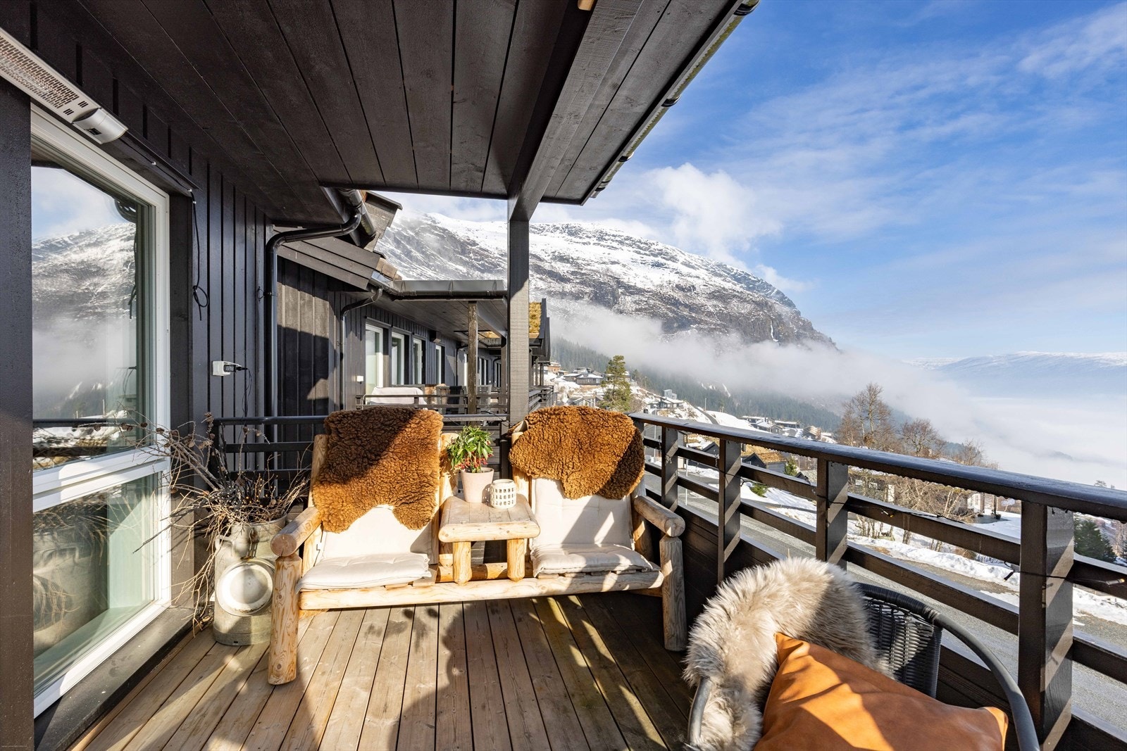 Balkongen byr på storslått utsikt og troner på toppen av etasjene i feltet. Galleribilde