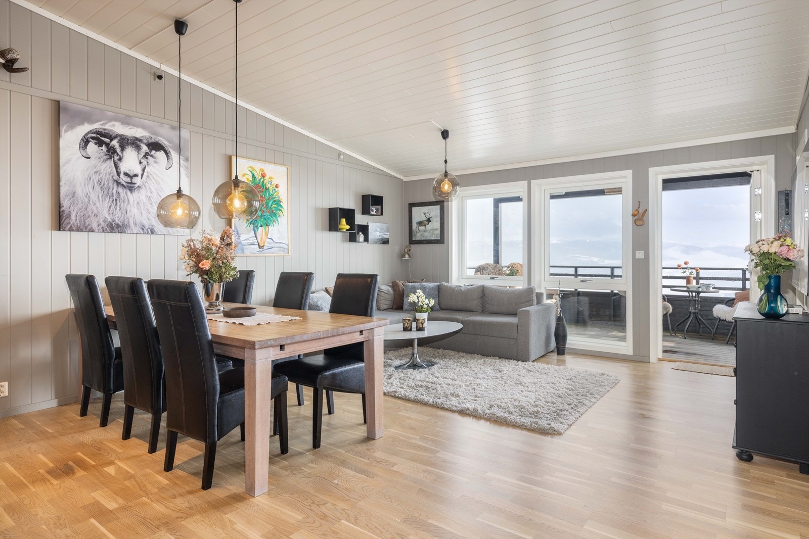 Lys og romslig stue med åpen løsning, store vindusflater, fantastisk utsikt over Voss og utgang til balkong - her bor du med ekte ski in/ski out rett utenfor døren. Galleribilde