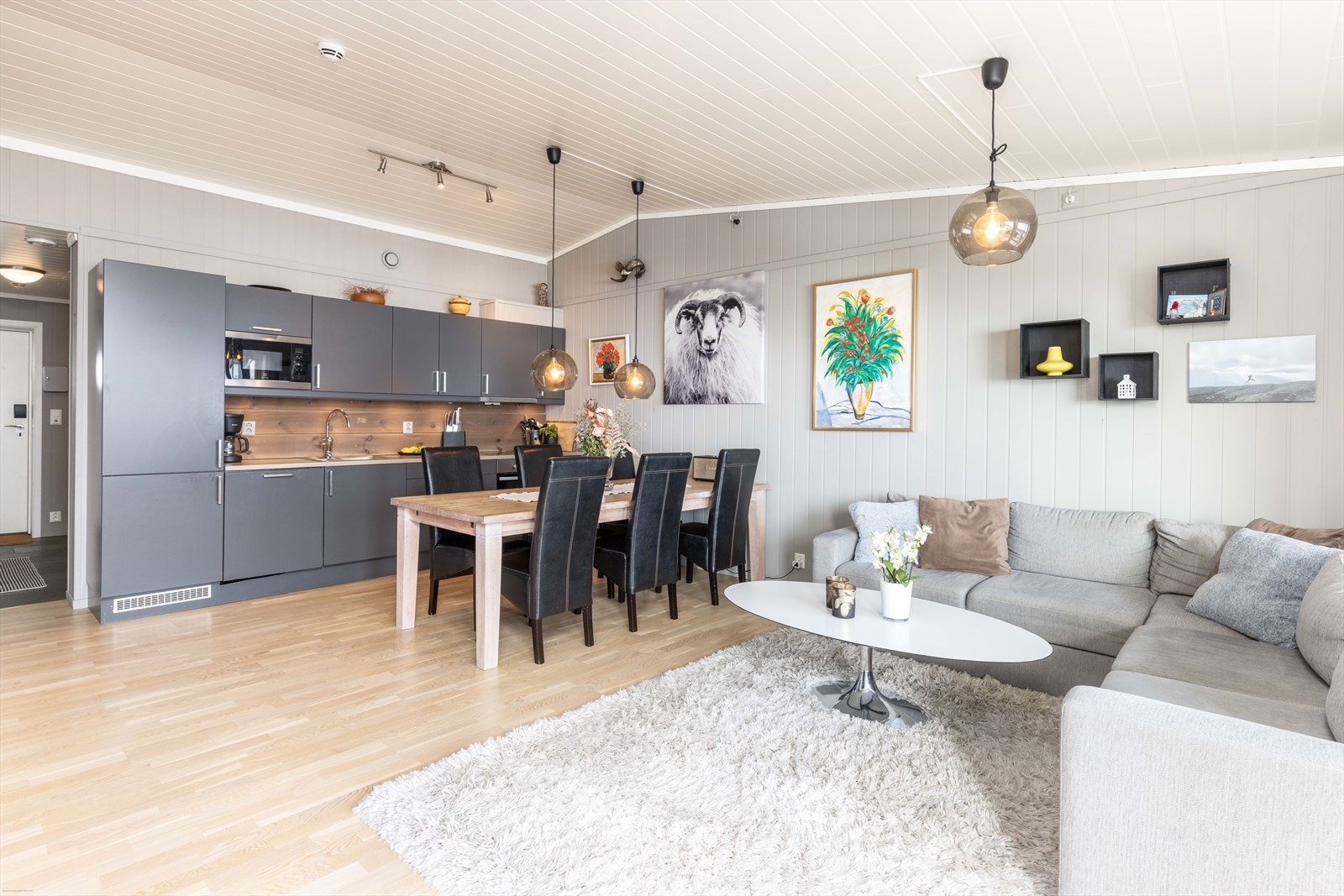 Med åpen stue- og kjøkkenløsning ligger alt til rette for sosialt samvær, der den som lager mat fortsatt er en del av selskapet. Her er det lett å samle familie og venner til lange og gode kvelder etter en dag i fjellet. Galleribilde