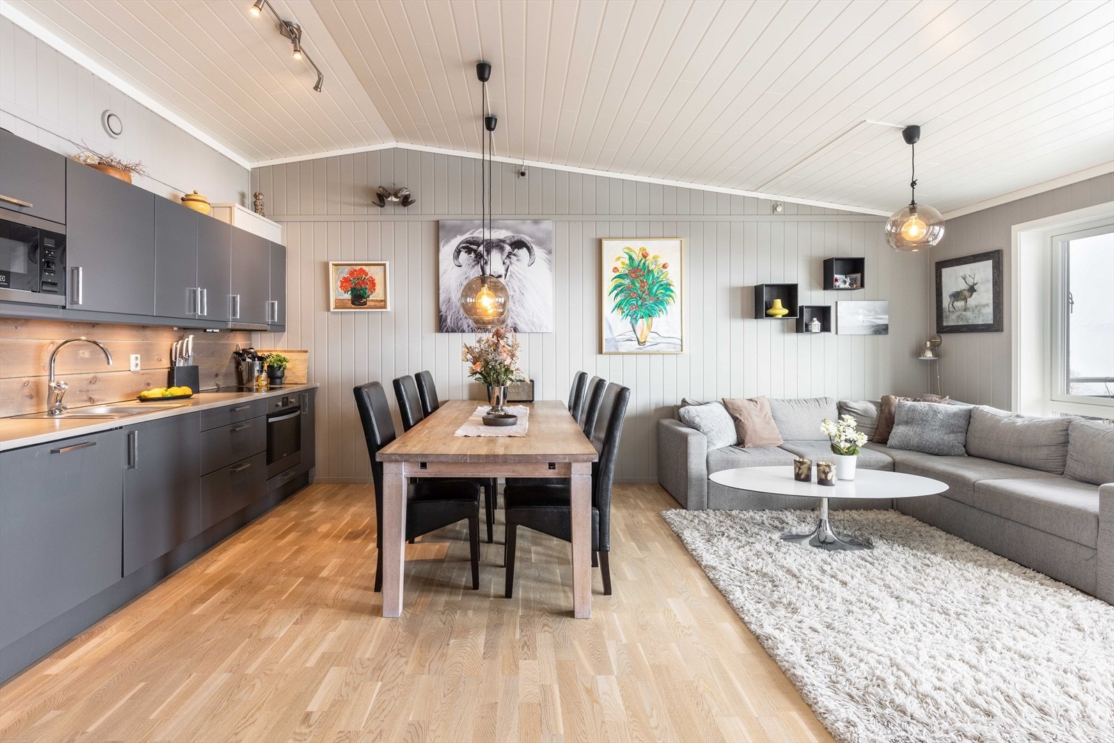 God plass til å nyte lange måltider og en lun atmosfære som passer perfekt etter lange dager i fjellet. Galleribilde