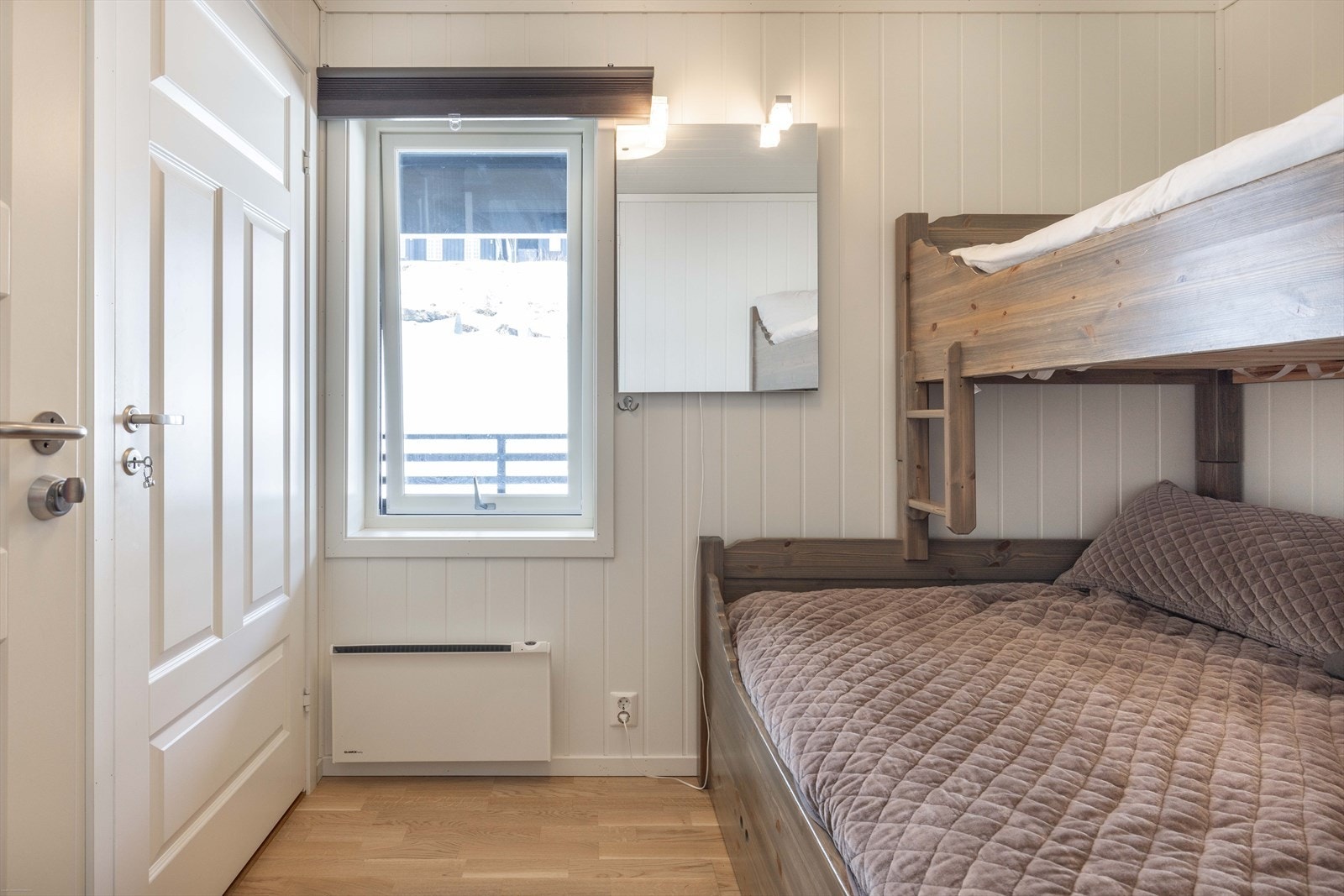 Romslig soverom med god plass til seng og ønsket møblering. Galleribilde