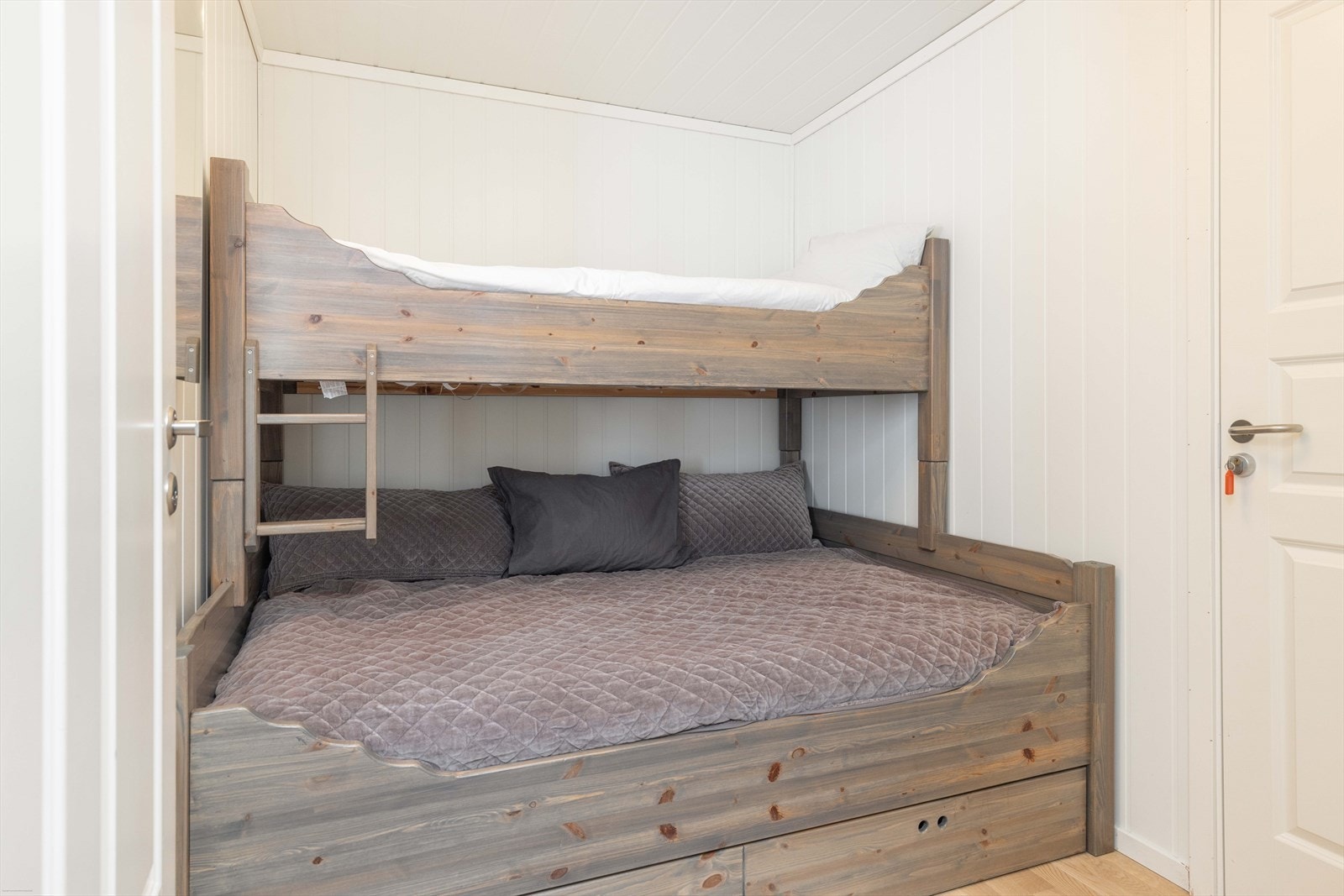 Fra soverommet har du adkomst til en innvendig bod. Galleribilde