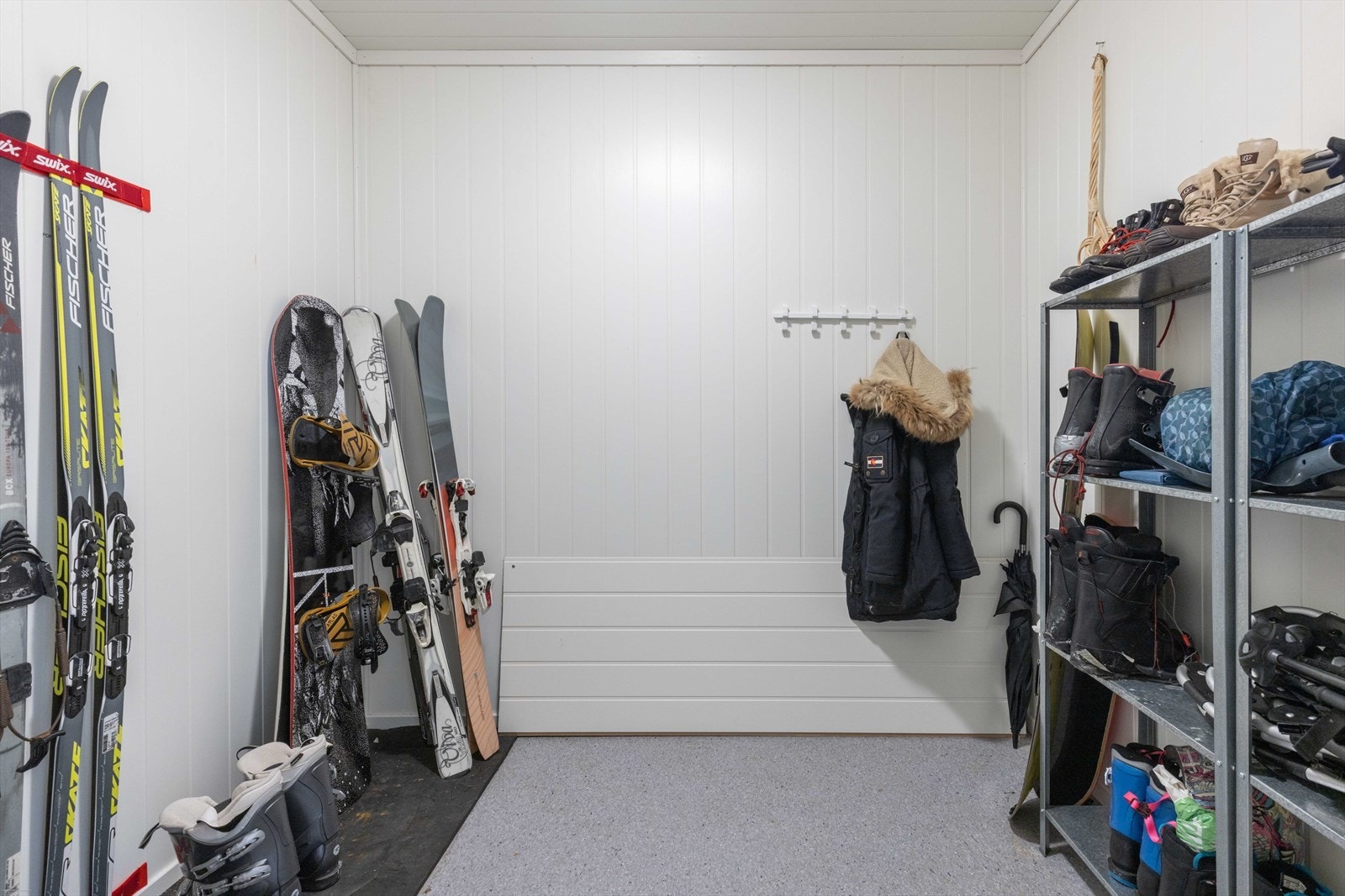 Her er det god plass til oppbevaring av både skiutstyr og andre ting. Galleribilde