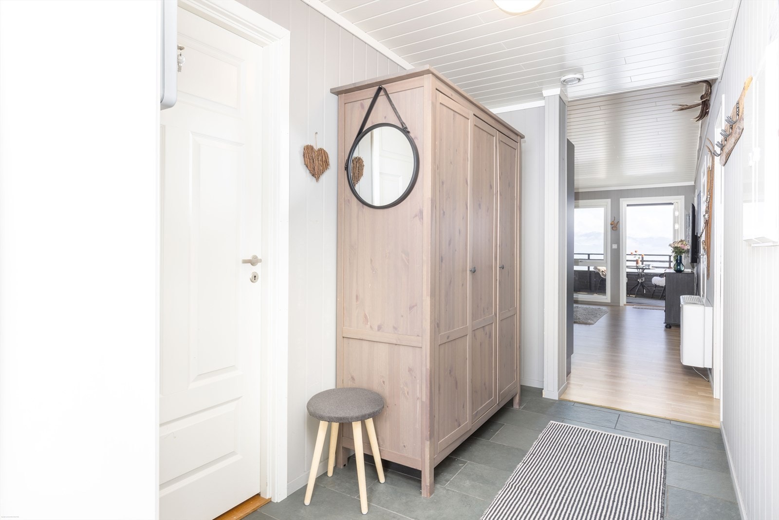 Romslig gang med god plass til oppbevaring. Galleribilde