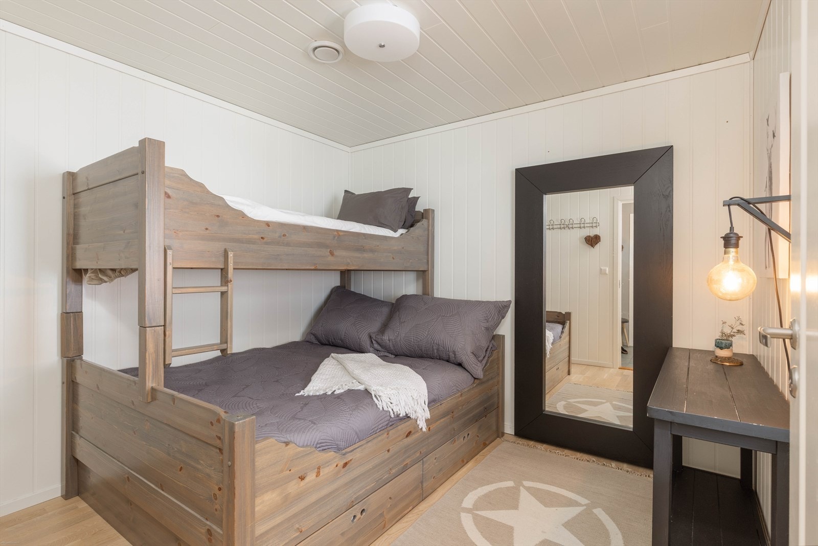 Trivelig soverom som fint kan brukes som gjesterom eller barnerom. Galleribilde