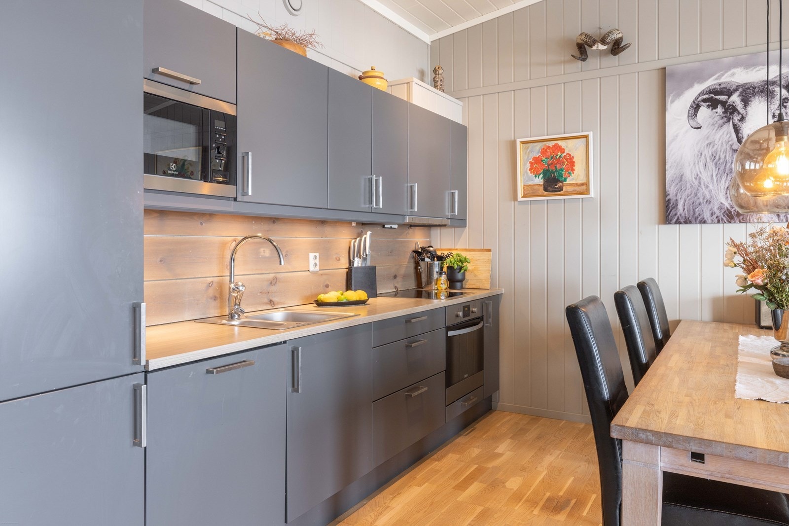 Aubo-kjøkken med slette fronter, llaminert benkeplate og integrerte hvitevarer. Integrert ventilator fra Røroshetta, vannstoppsystem og komfyrvakt. Galleribilde