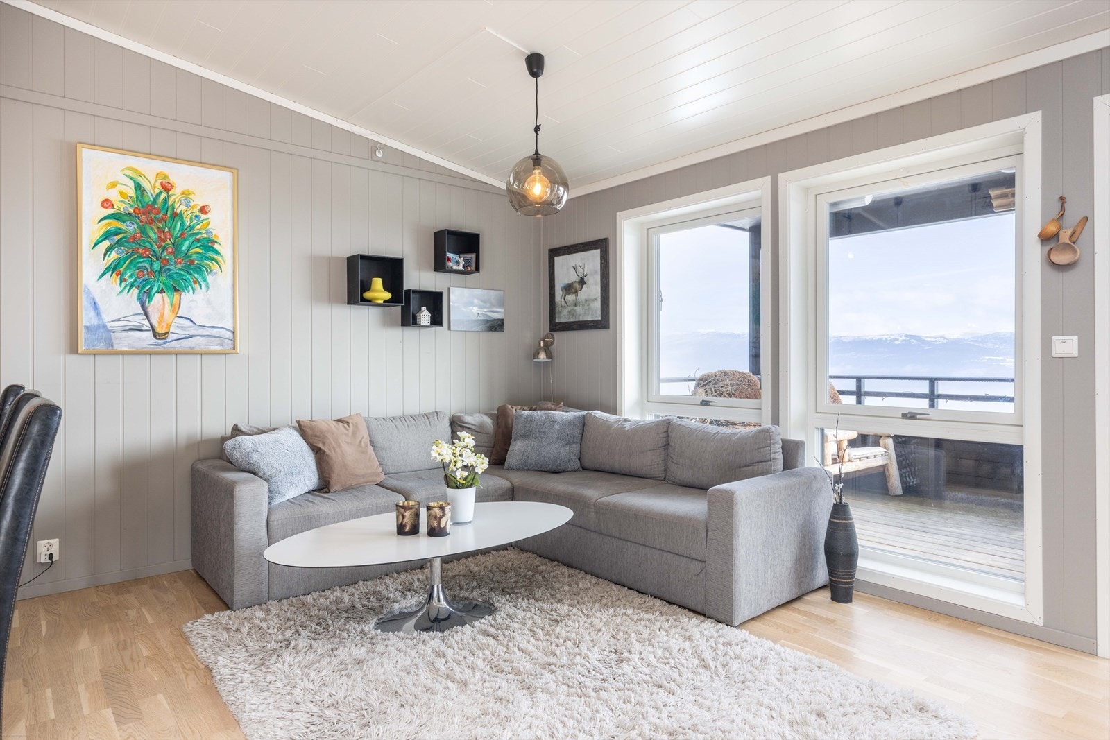 Fra stuen har du en majestetisk utsikt over Voss. Her har du en utsikt som slår det meste, uten noe innsyn fra naboer. Galleribilde