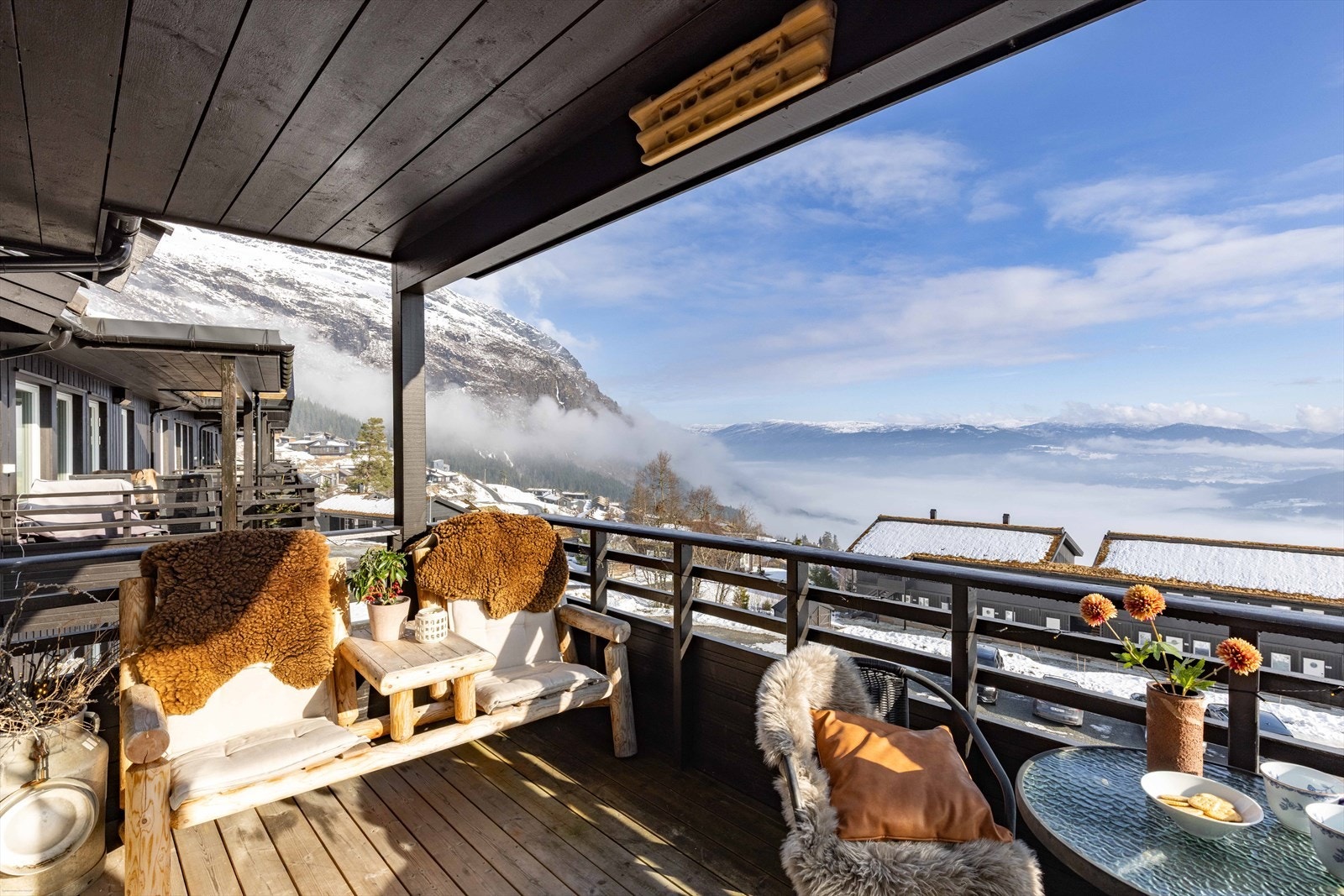 Den solrike terrassen på 9,2 m² gir gode møbleringsmuligheter og en utsikt som må oppleves. Galleribilde