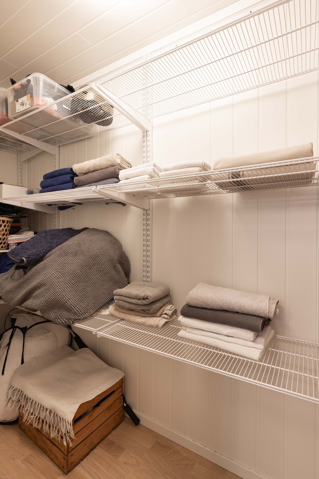 Praktisk bod med gode oppbevaringsmuligheter, som også kan låses av ved utleie. Galleribilde