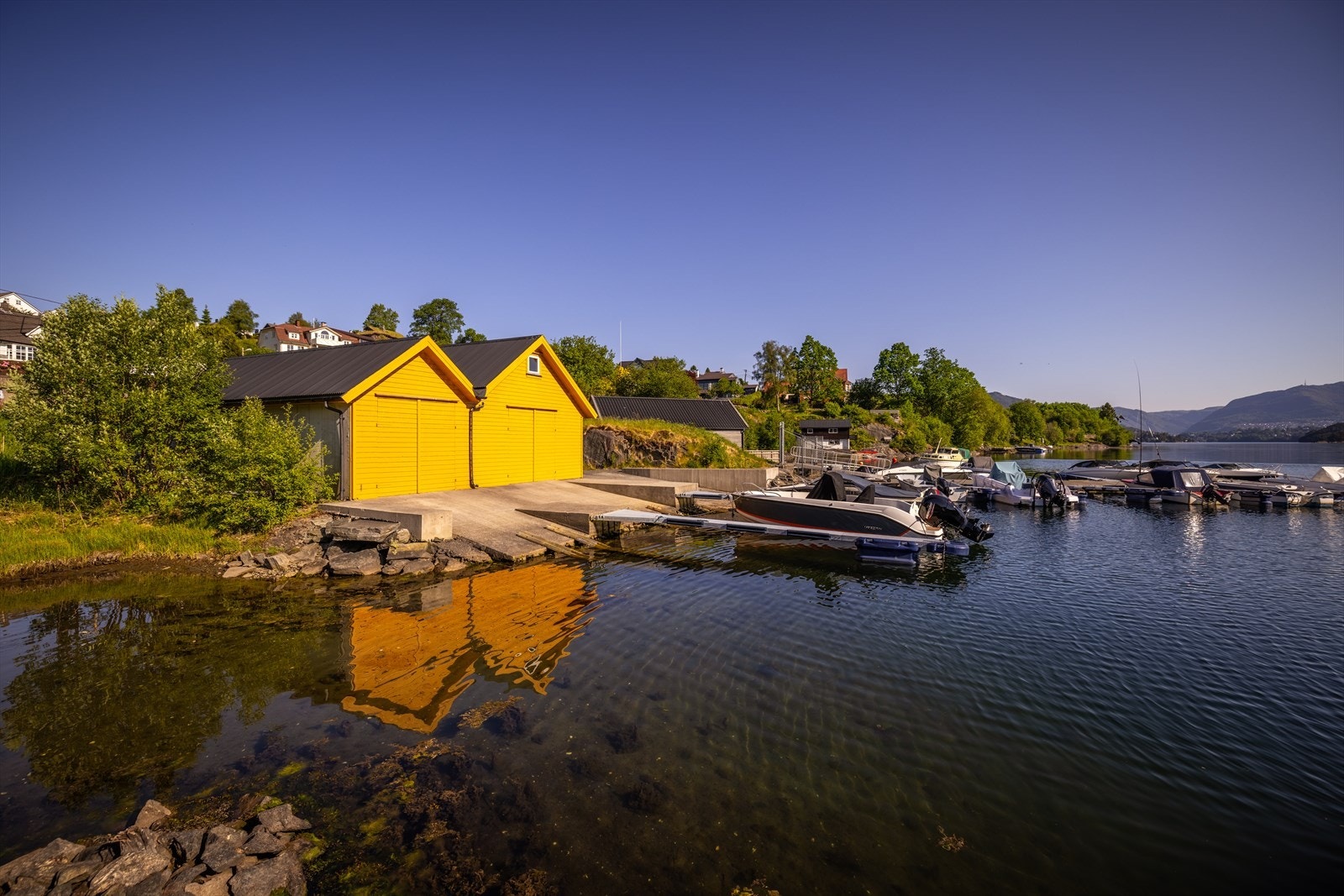 I naustet er det også trapp opp til loft som kan benyttes til lagring m.m. Galleribilde