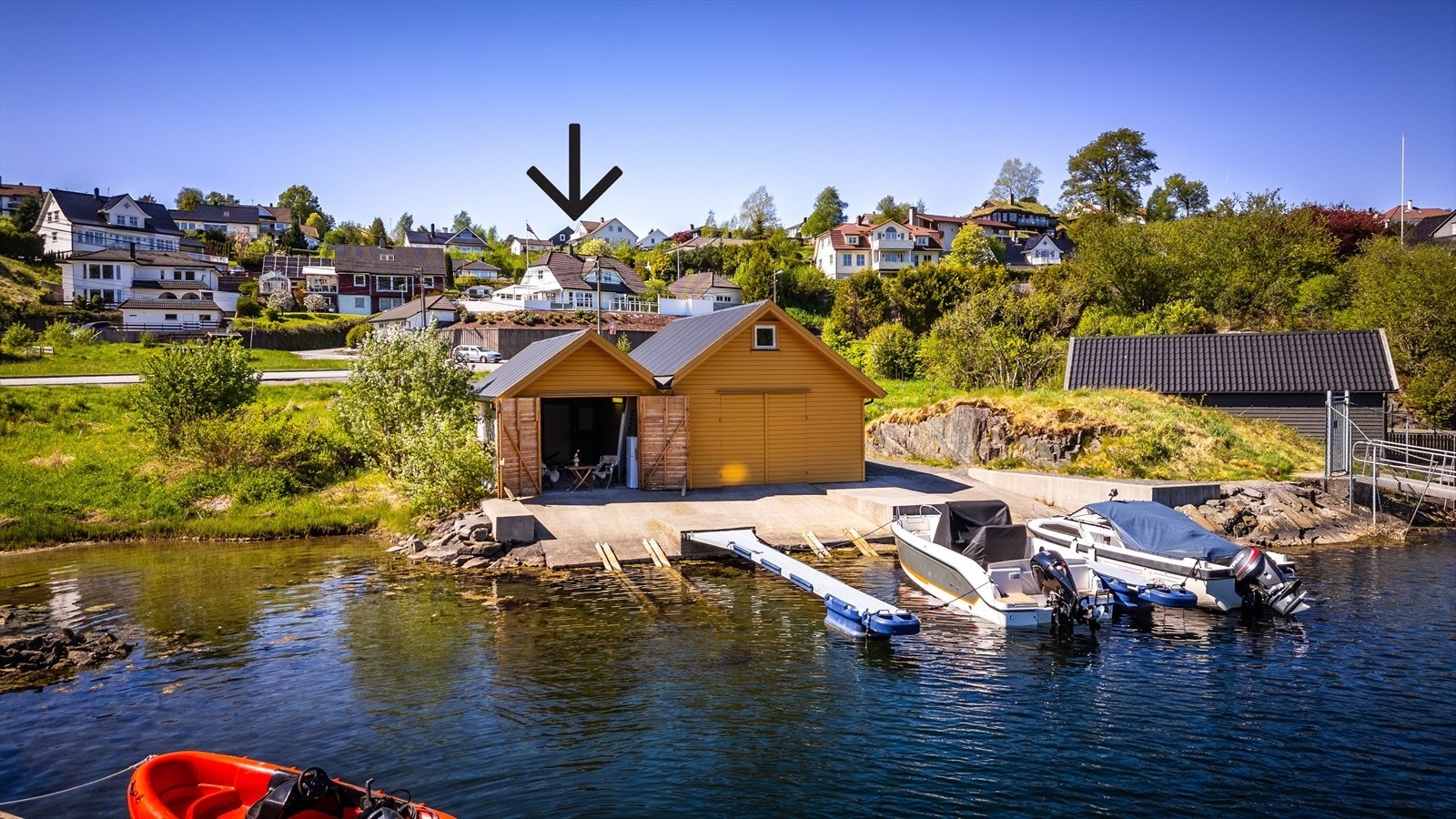 Naustet ligger flott og skjermet til i et område som i liten grad er utsatt for vind og bølger. Galleribilde