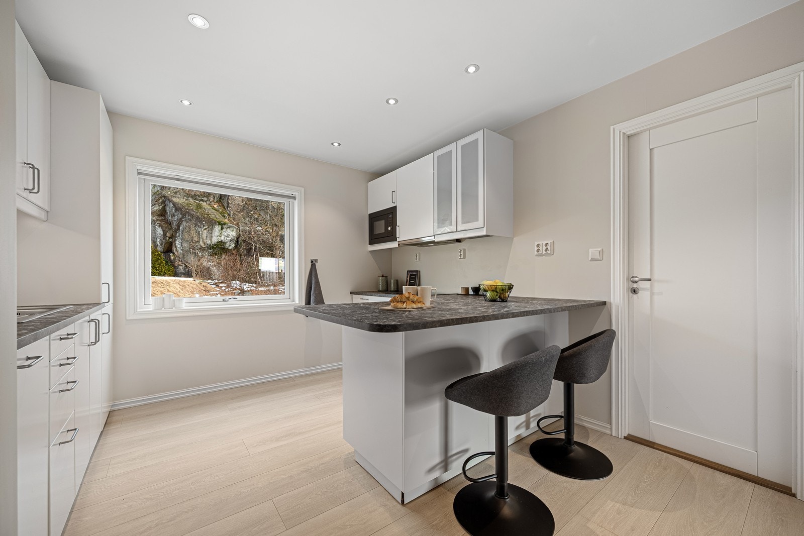 Kjøkkenøy med praktisk barløsning. Galleribilde