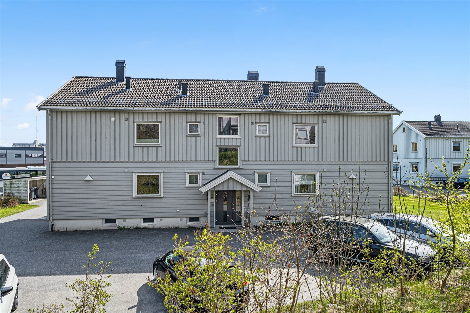 Det er felles parkering på borettslagets tomt. Galleribilde